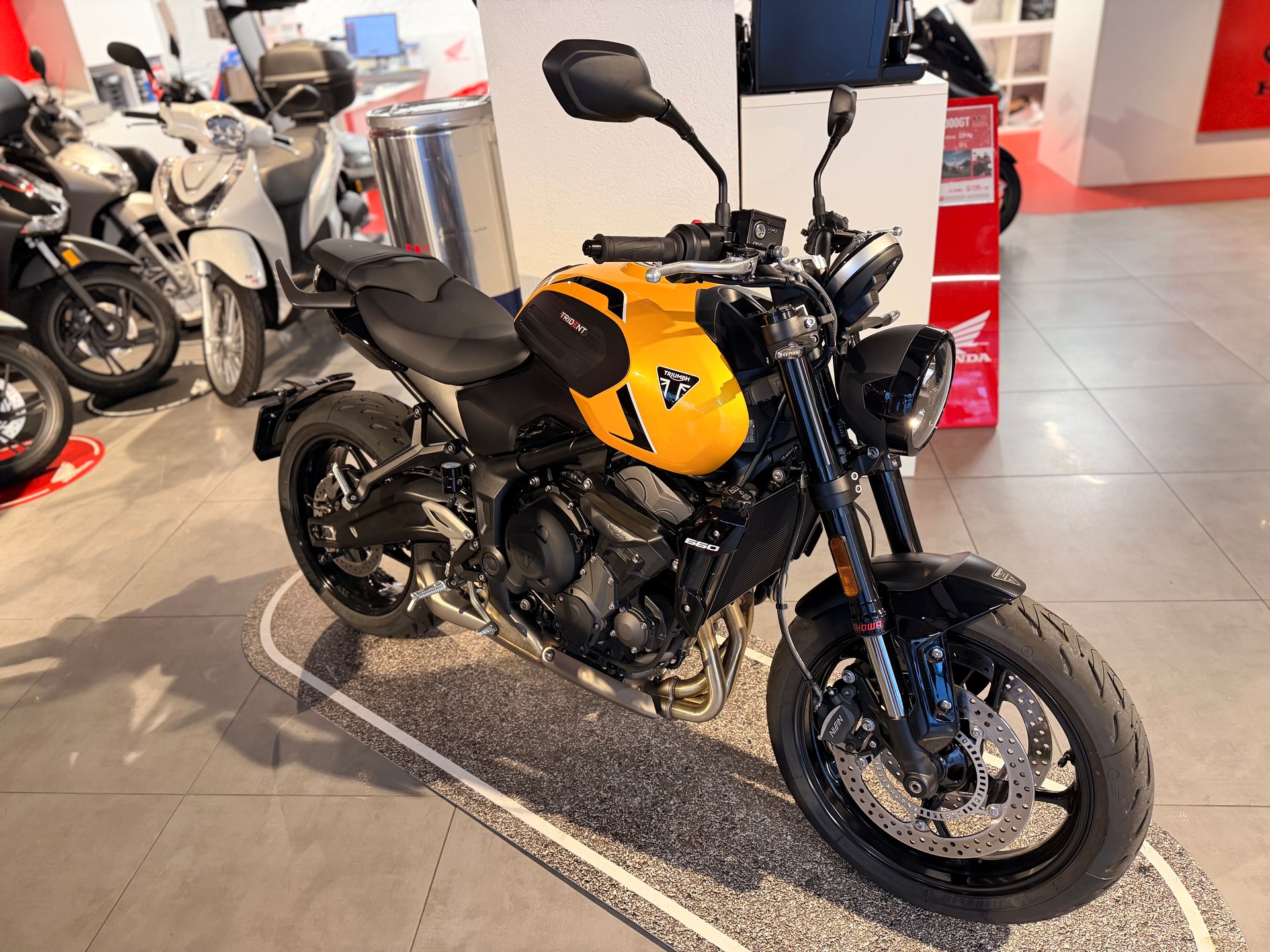 TRIUMPH Trident-image-1