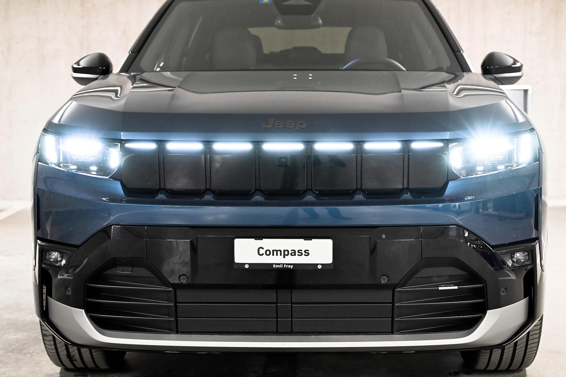 JEEP Compass First Edition-showroom-element-2