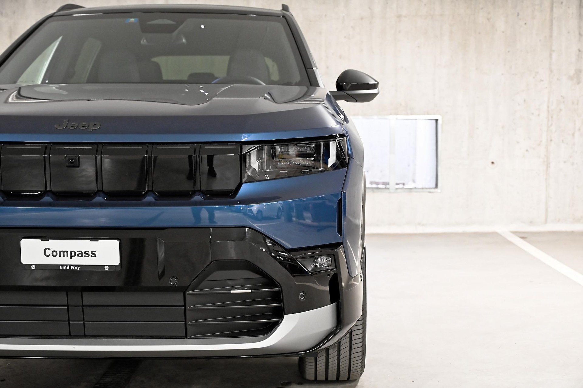 JEEP Compass First Edition-showroom-element-3