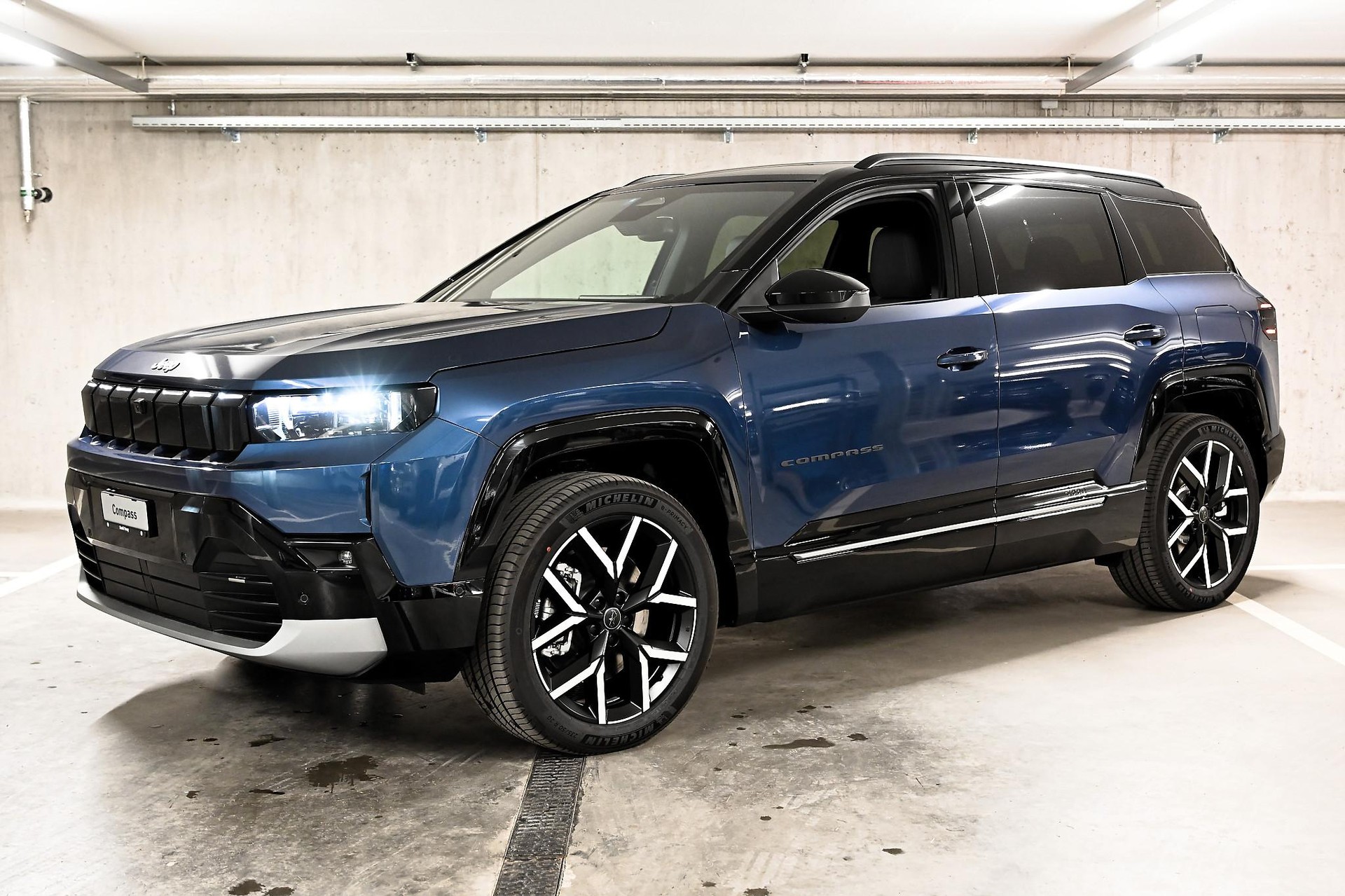 JEEP Compass First Edition-showroom-element-1