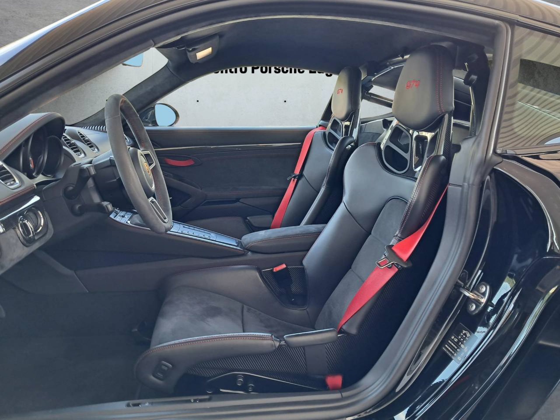 PORSCHE 718 Cayman GT4-showroom-element-3