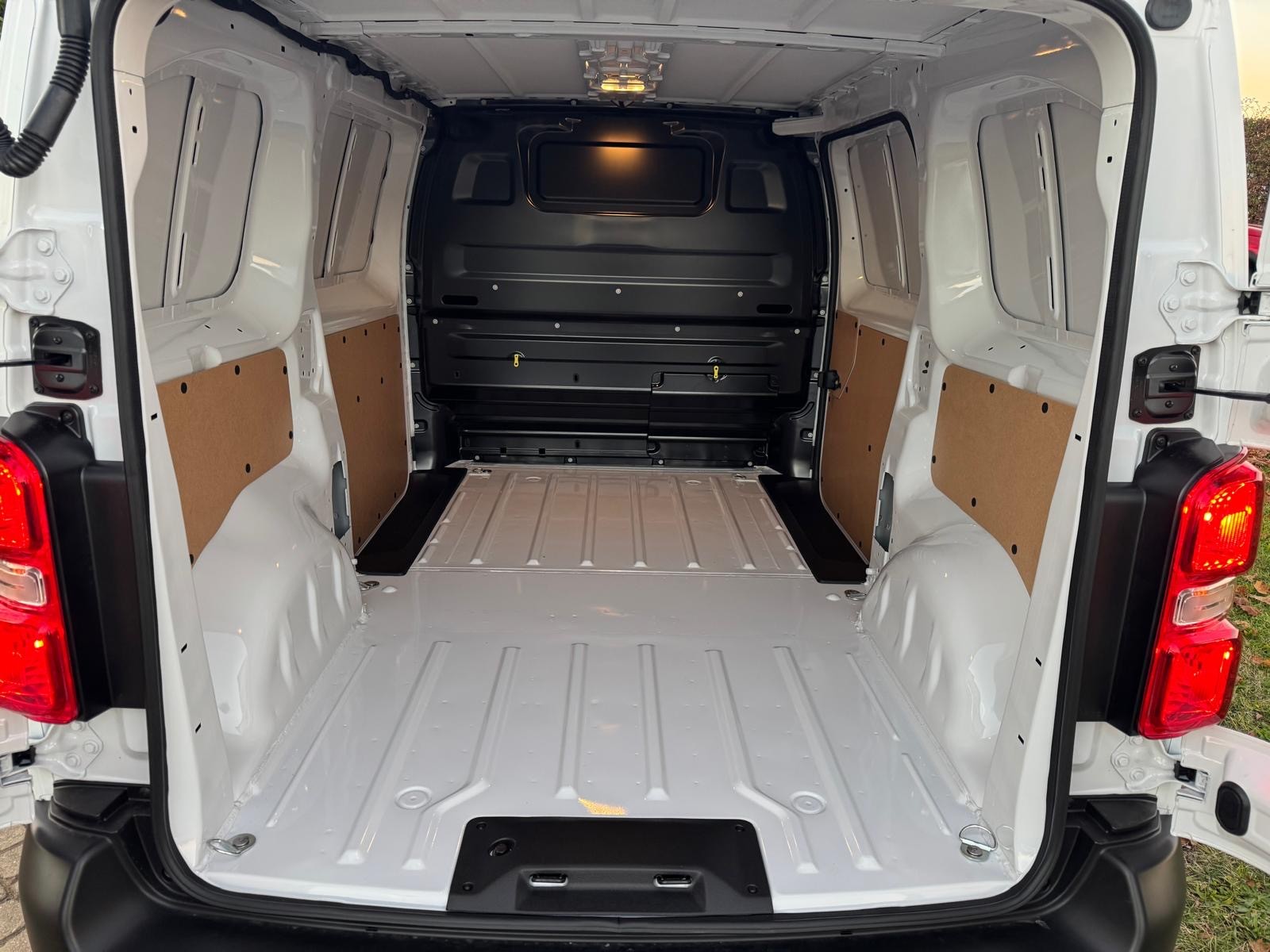 TOYOTA Proace 2.0D Panel Van Medium Active-image-7