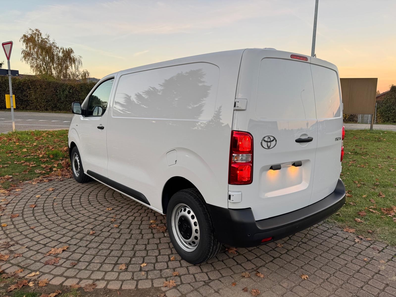 TOYOTA Proace 2.0D Panel Van Medium Active-image-4