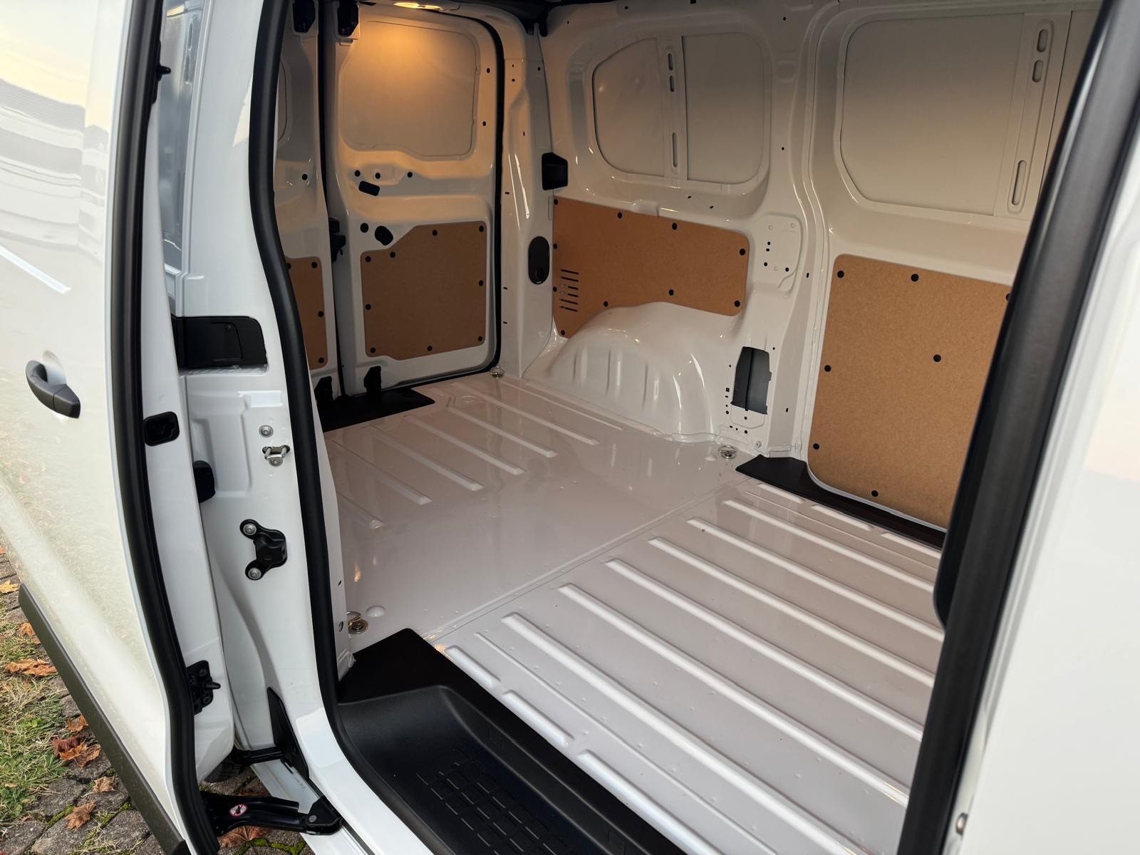 TOYOTA Proace 2.0D Panel Van Medium Active-image-8