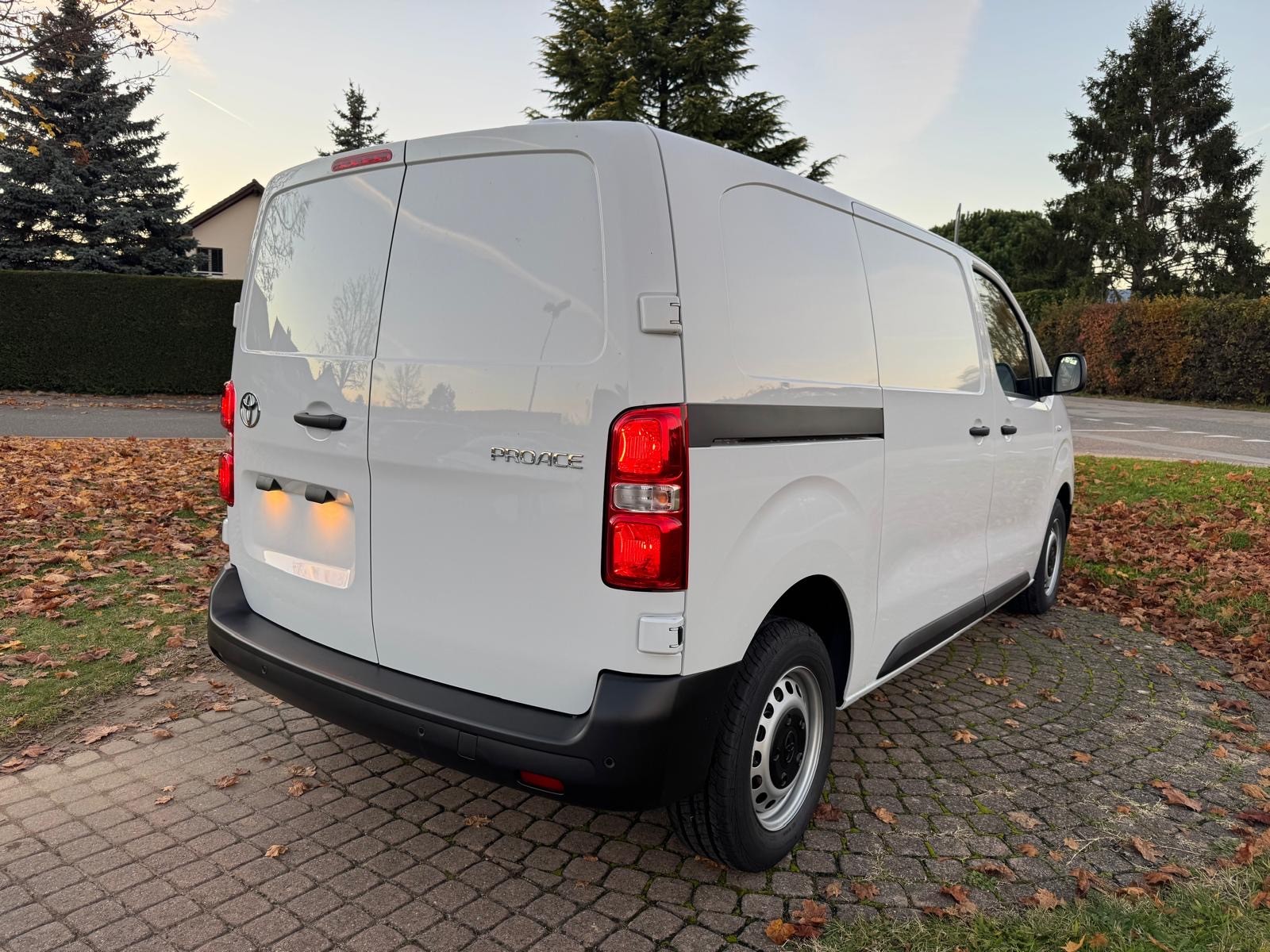 TOYOTA Proace 2.0D Panel Van Medium Active-showroom-element-2