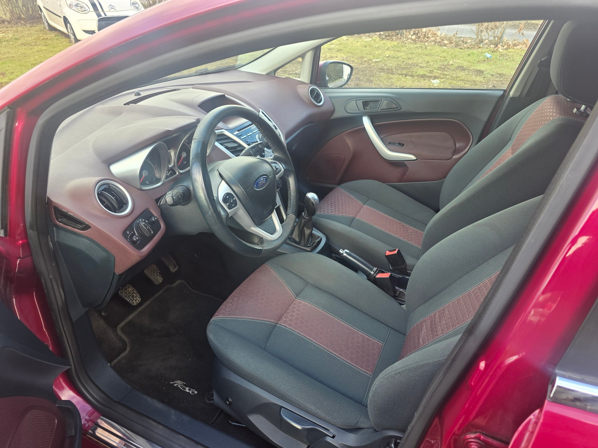 FORD Fiesta 1.4 16V Titanium-image-8