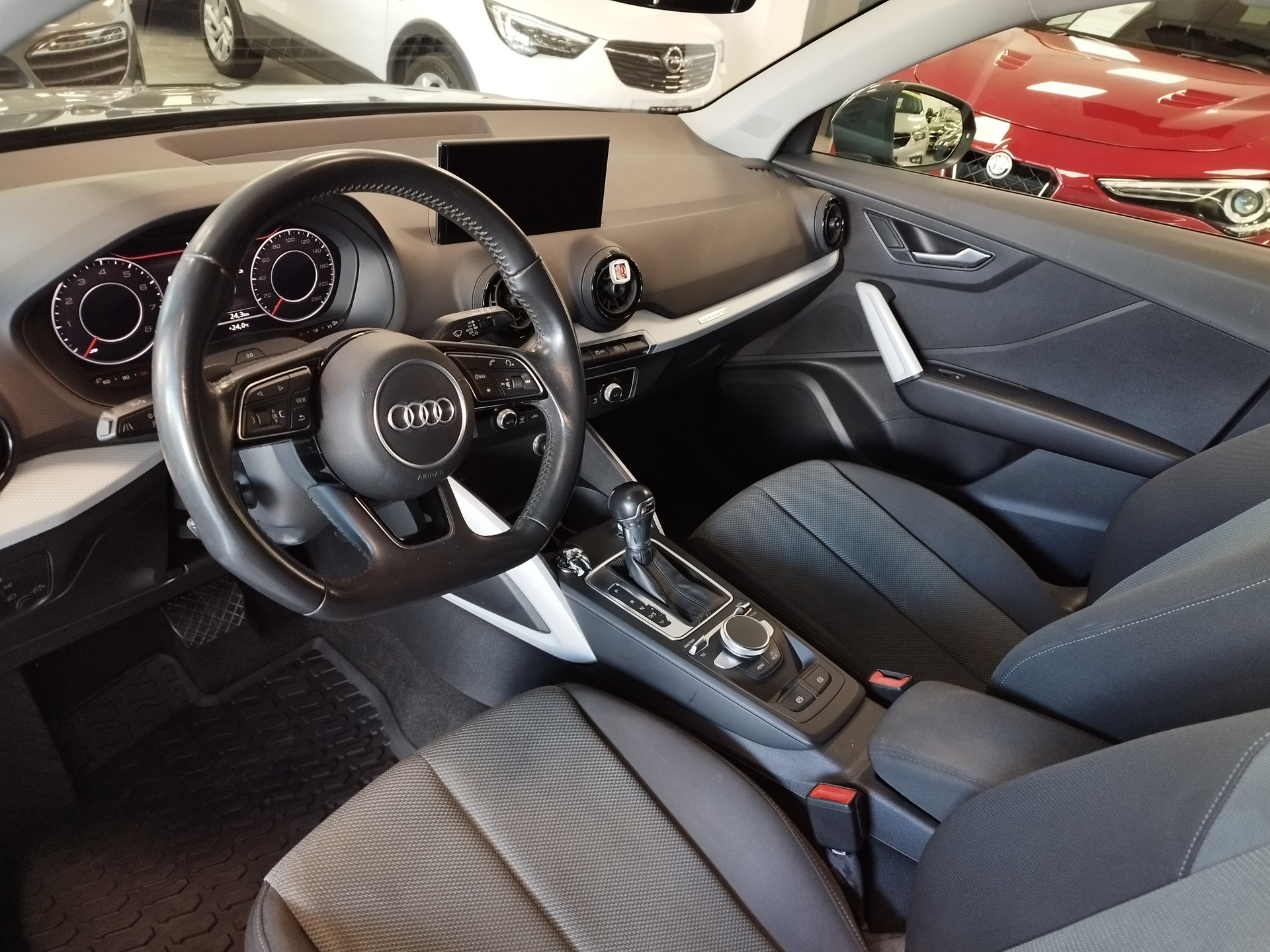 AUDI Q2 2.0 TFSI design quattro S-tronic-image-6