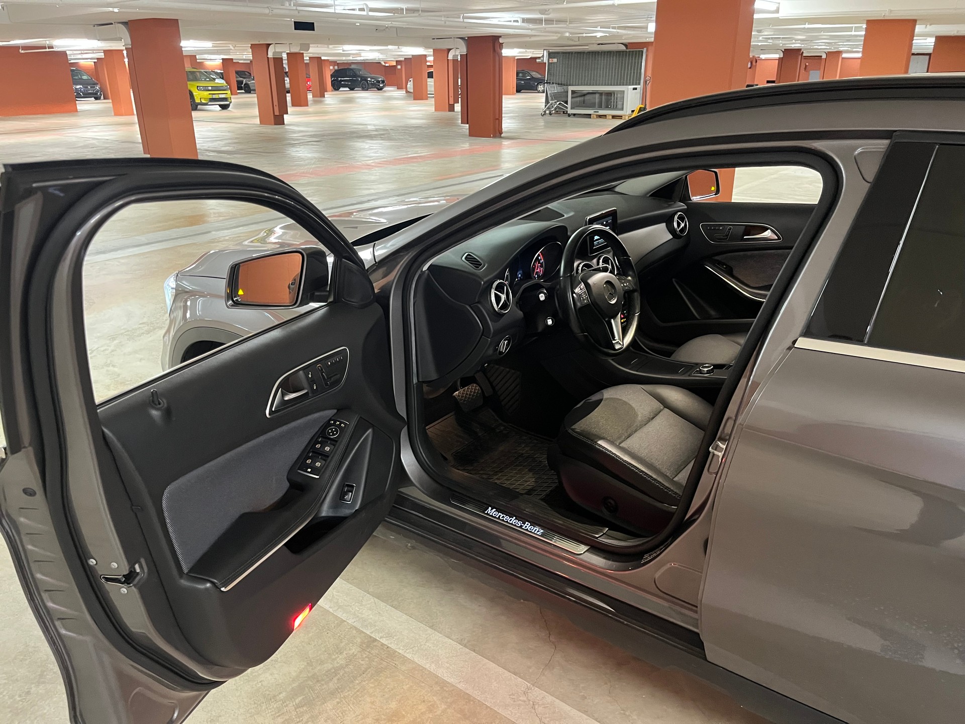 MERCEDES-BENZ GLA 220 CDI Urban 7G-DCT-image-2