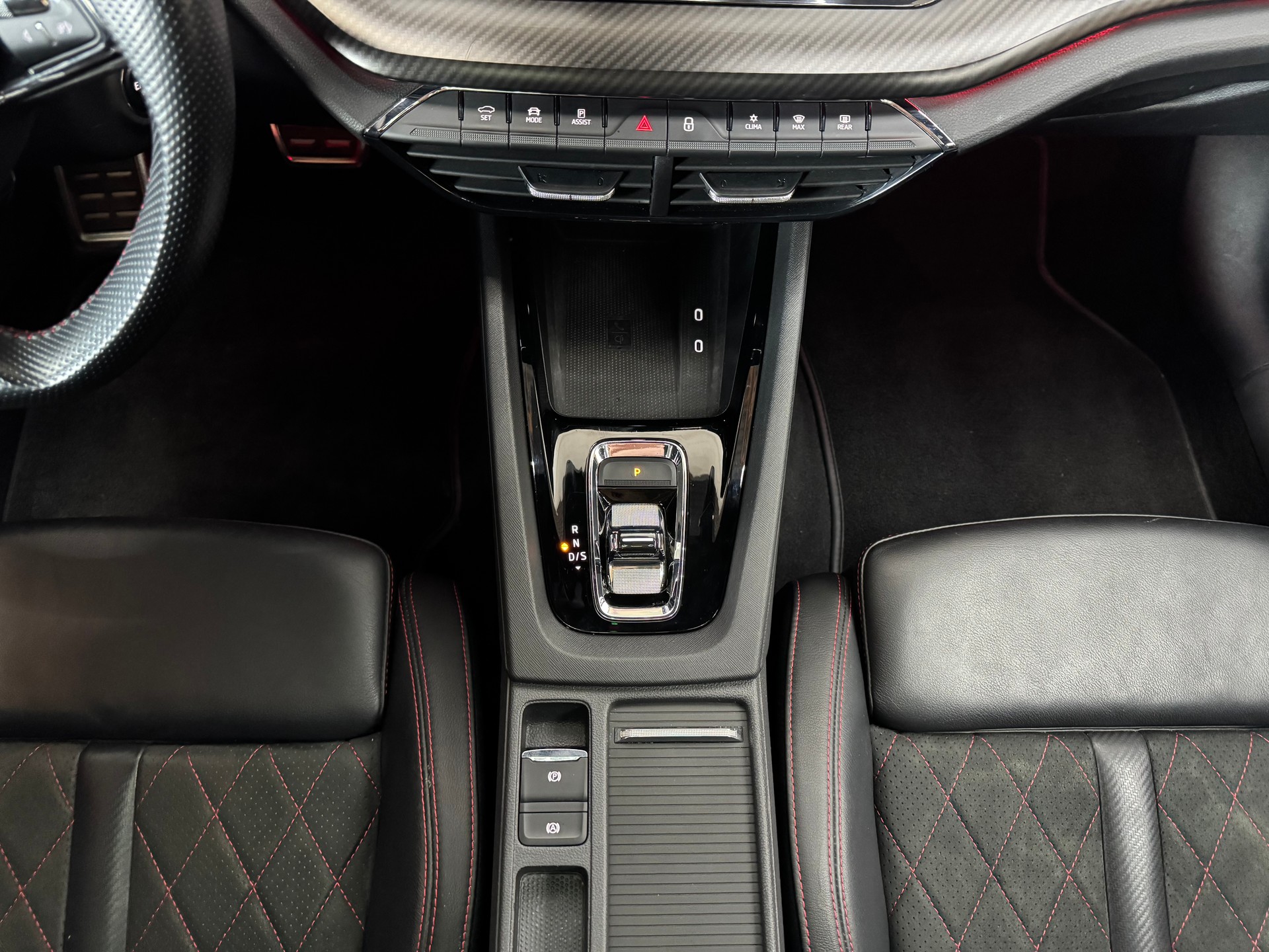 SKODA Octavia Combi 2.0 TDI DSG RS-image-24