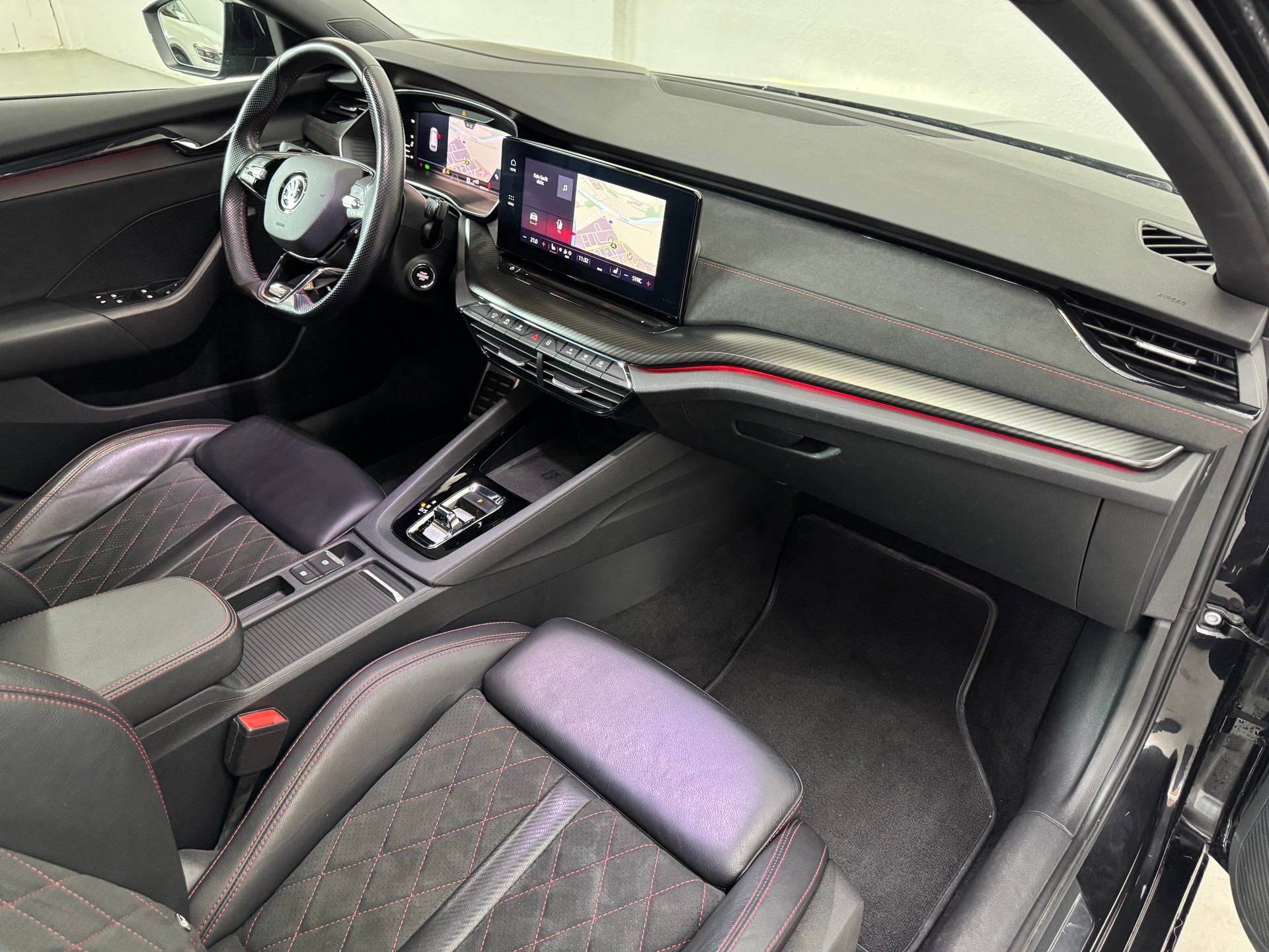 SKODA Octavia Combi 2.0 TDI DSG RS-image-12