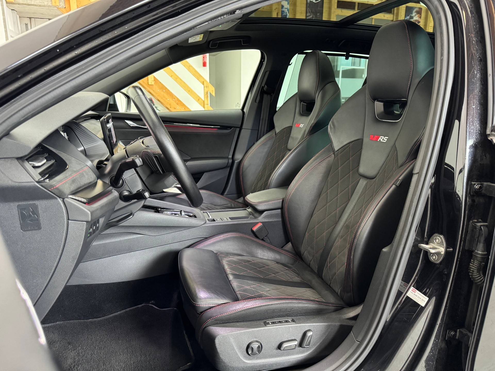 SKODA Octavia Combi 2.0 TDI DSG RS-image-10