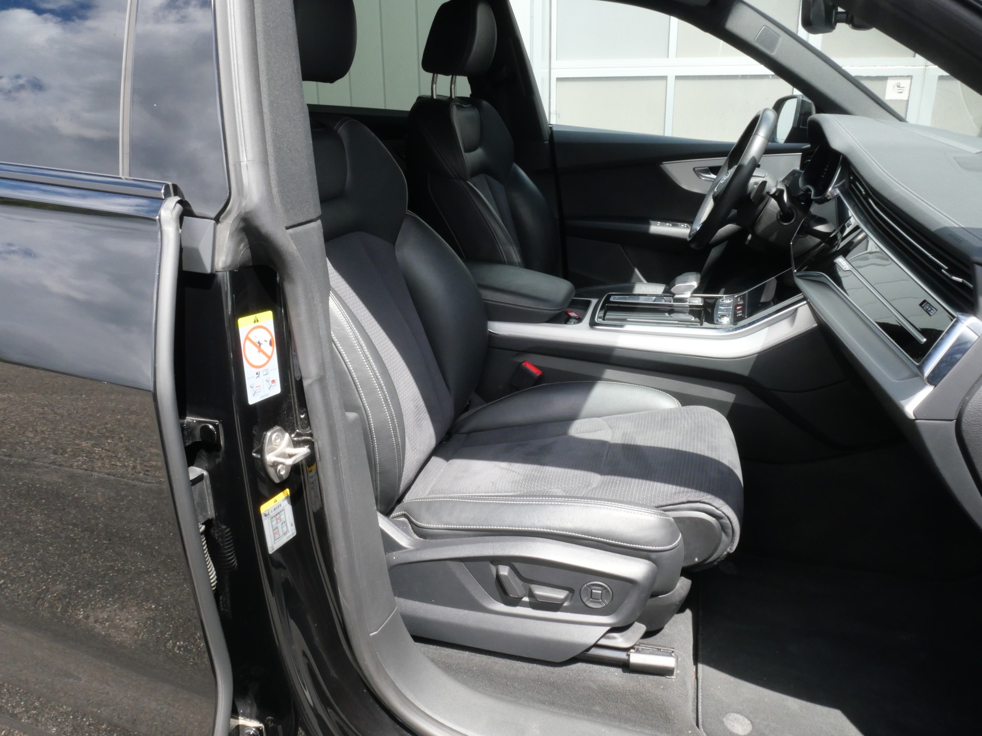 AUDI Q8 50 TDI quattro tiptronic *CH-Auto, Allradlenkung, 360°-Kamrea, AHK*-image-12