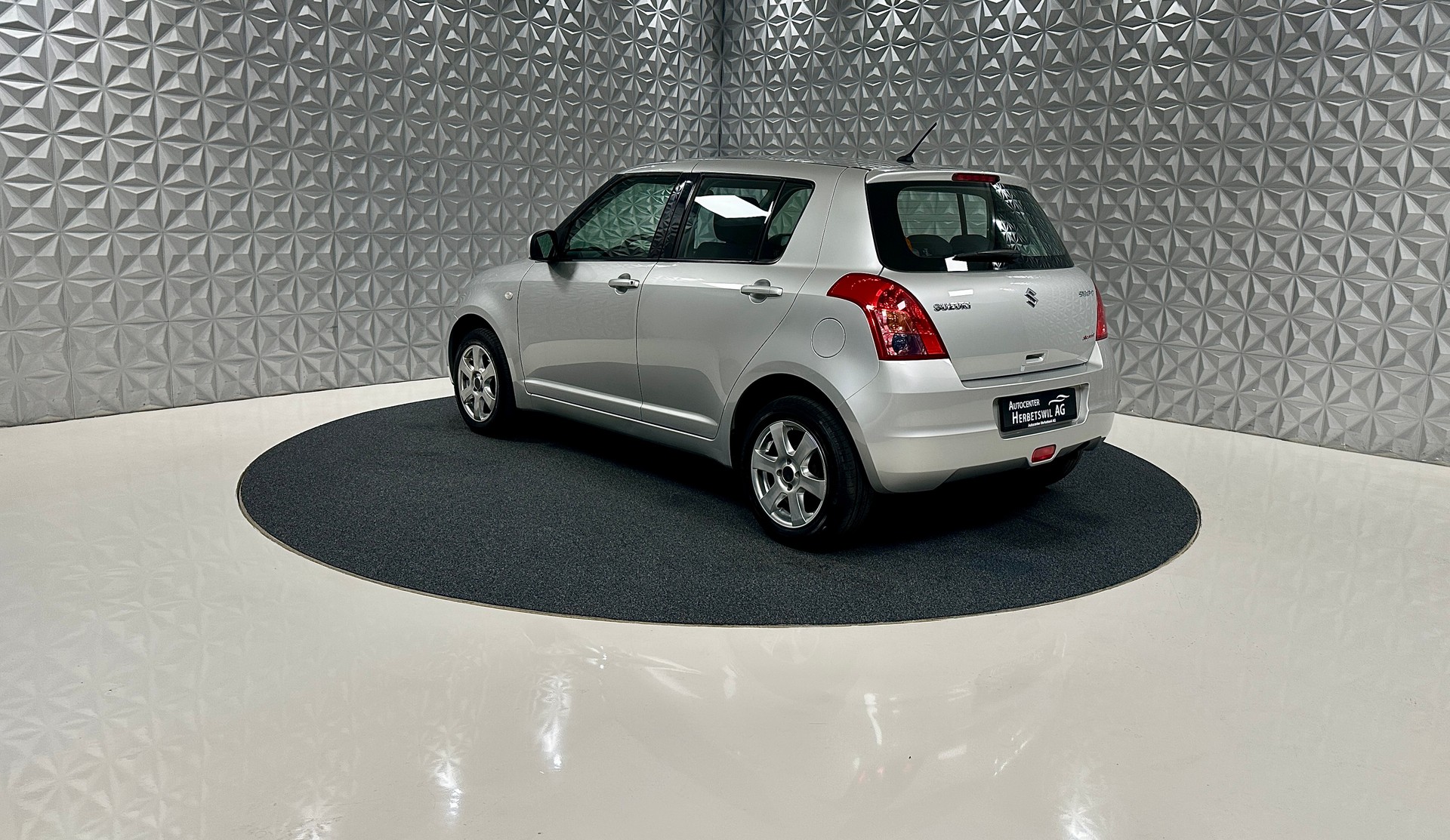 SUZUKI Swift 1.3i 16V GL 4x4-image-6