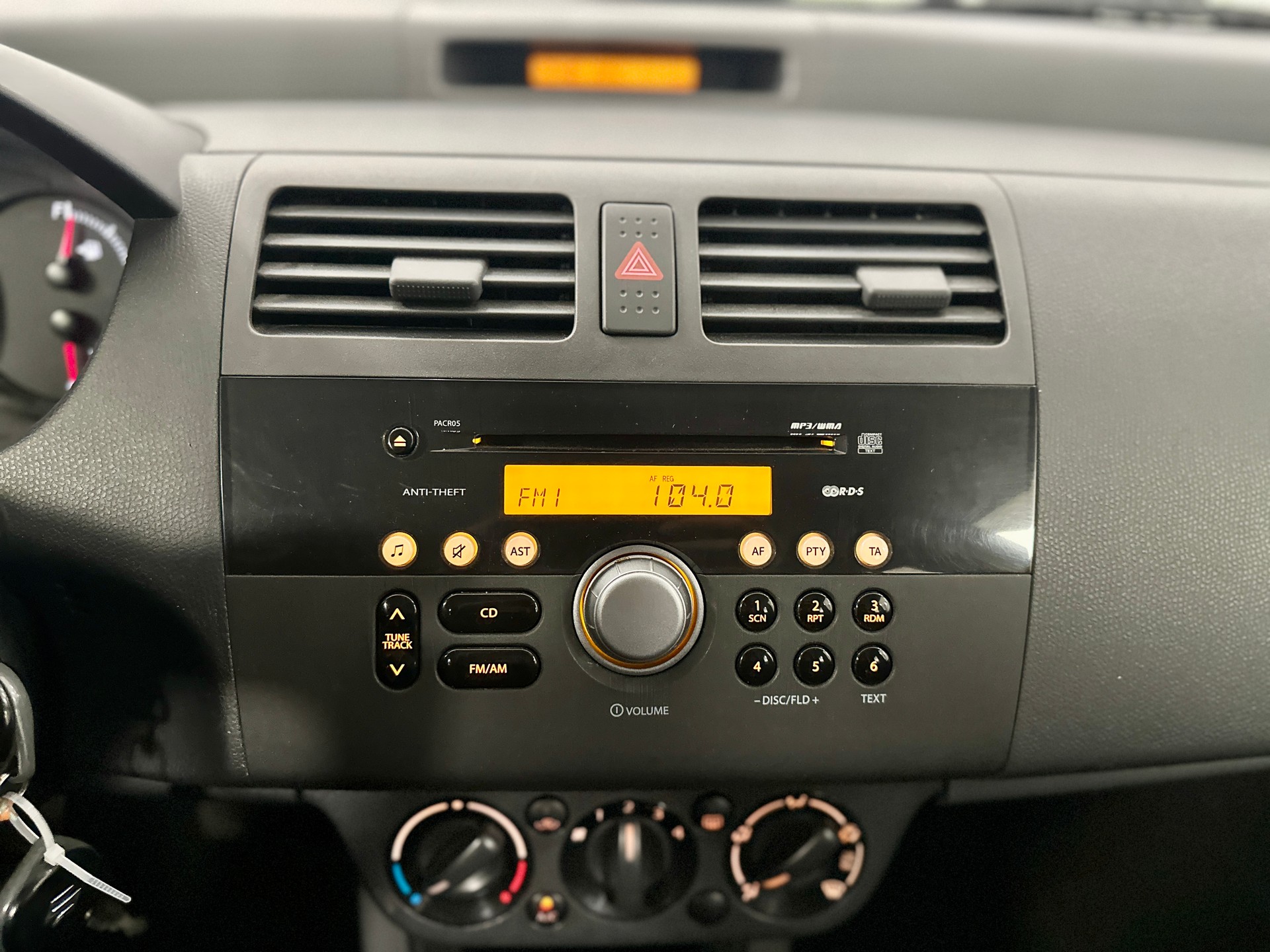 SUZUKI Swift 1.3i 16V GL 4x4-image-14