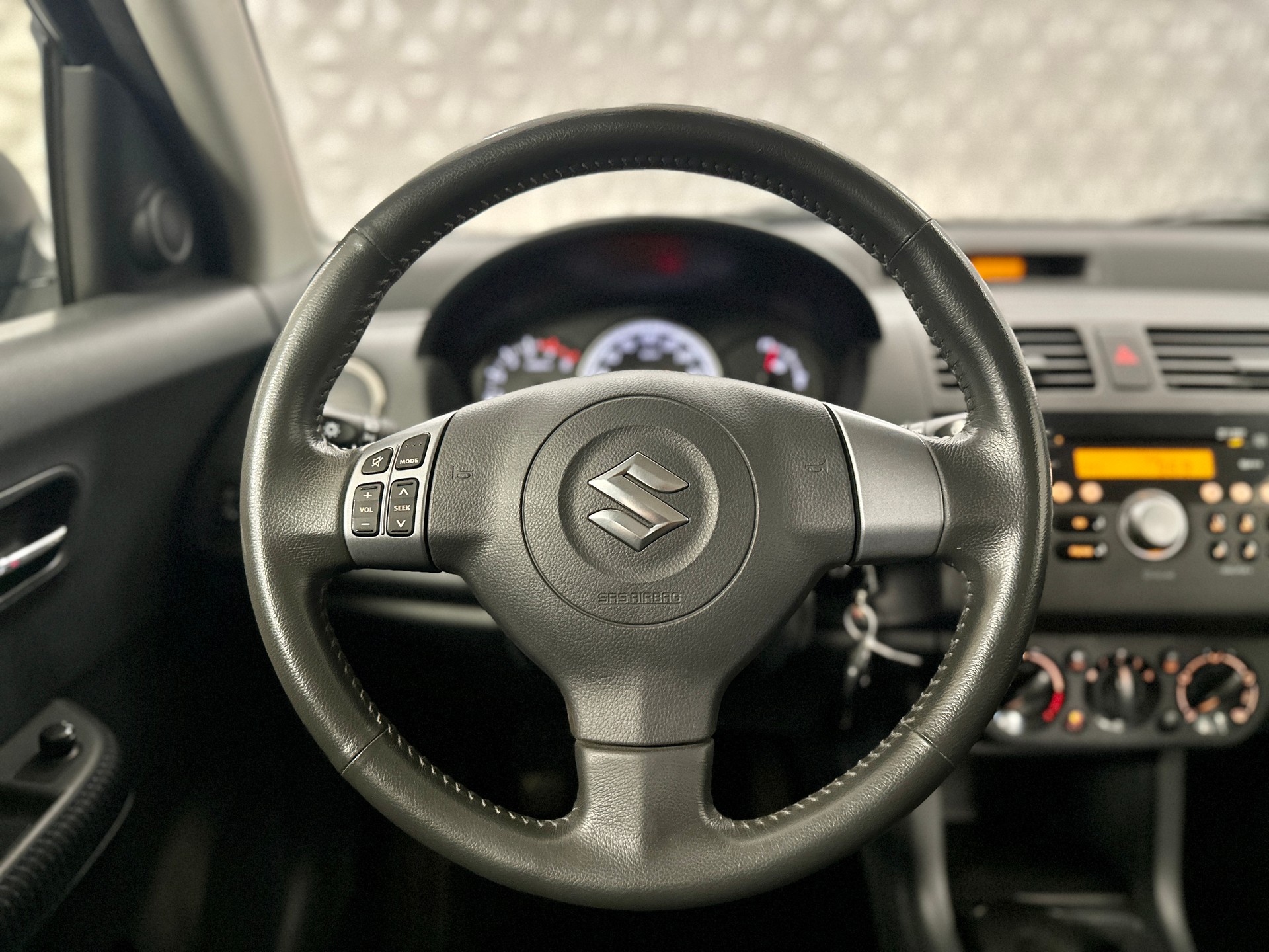 SUZUKI Swift 1.3i 16V GL 4x4-image-17