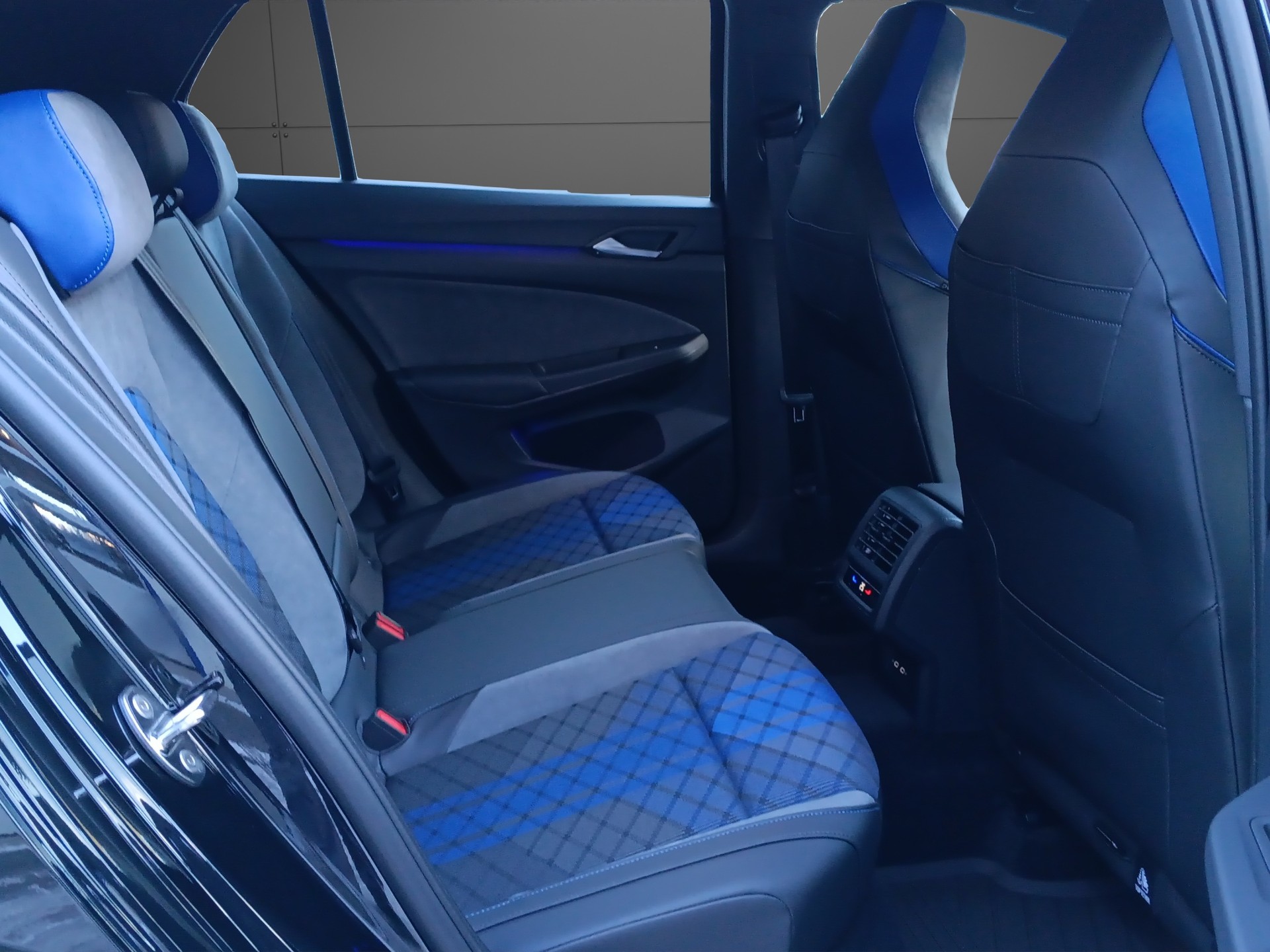 VW Golf 2.0 TSI R DSG 4 Motion-image-16