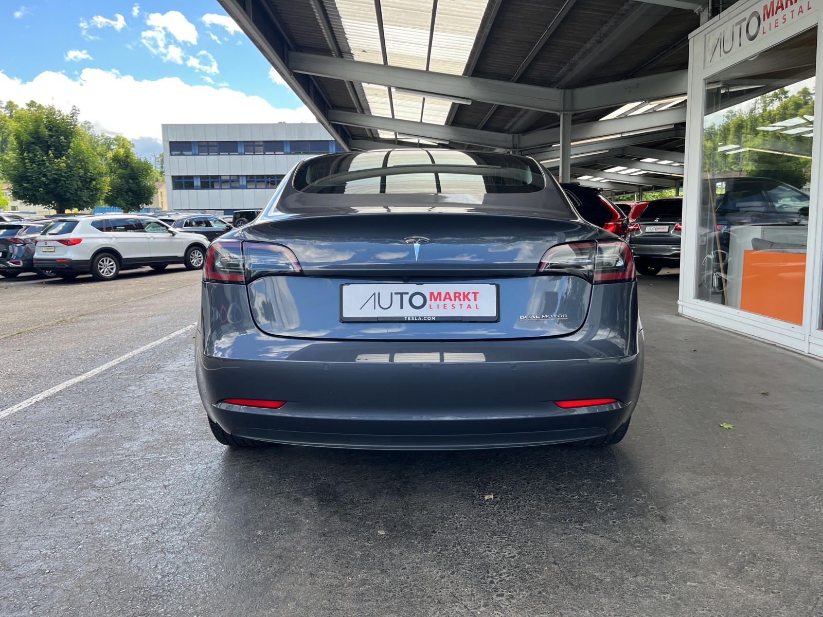 TESLA Model 3 Long Range Dual Motor AWD-showroom-element-3