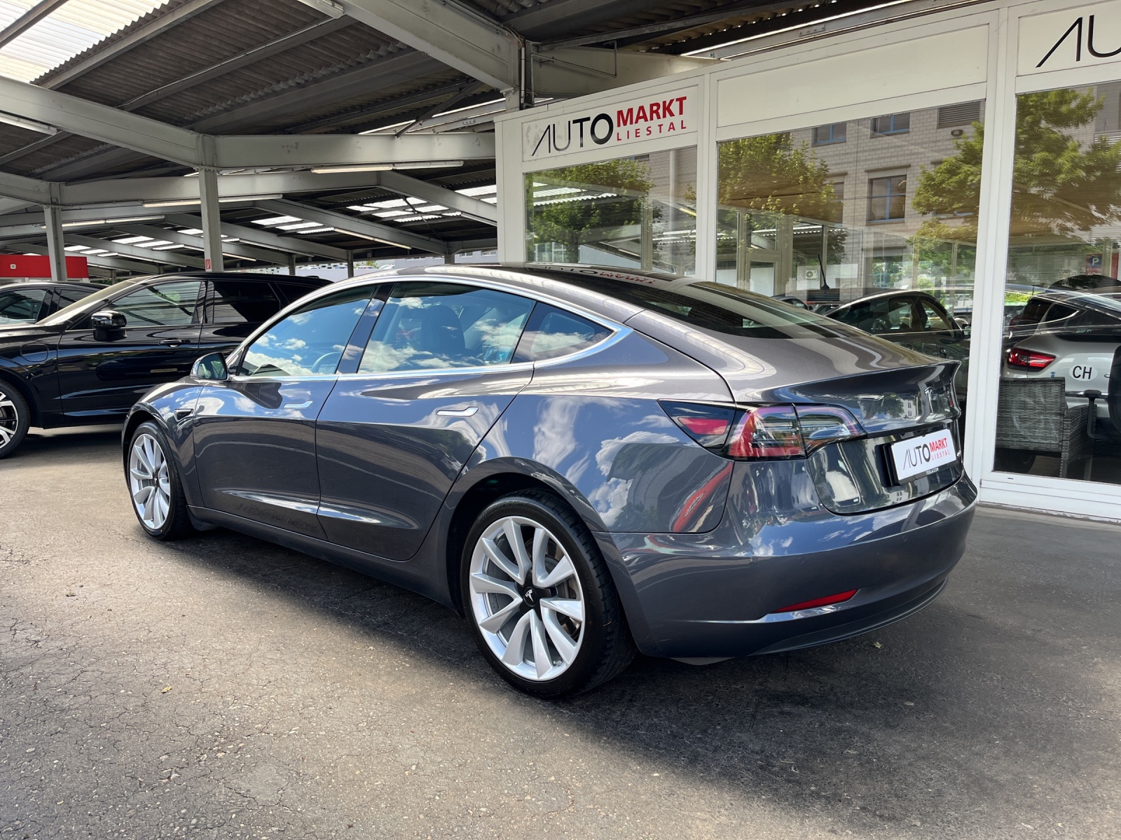 TESLA Model 3 Long Range Dual Motor AWD-showroom-element-2