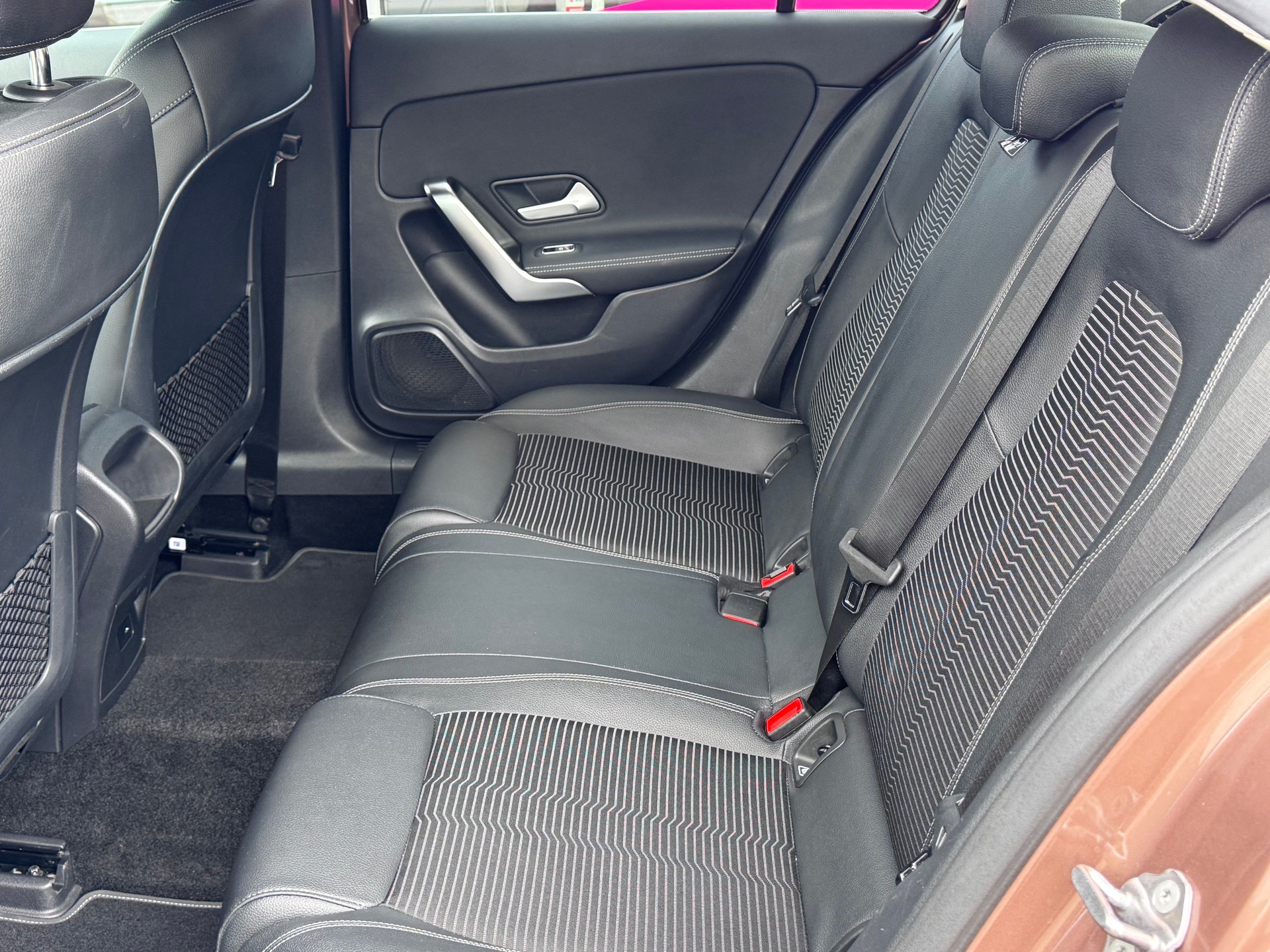 MERCEDES-BENZ A 250 4x4 7G-DCT+Led Scheinwerfer+ACC+Rückfahrkamera+Navigation+Getönte Scheiben+Volldigitales Cockpit+Sitzheizung+8-fach Alu+-image-9