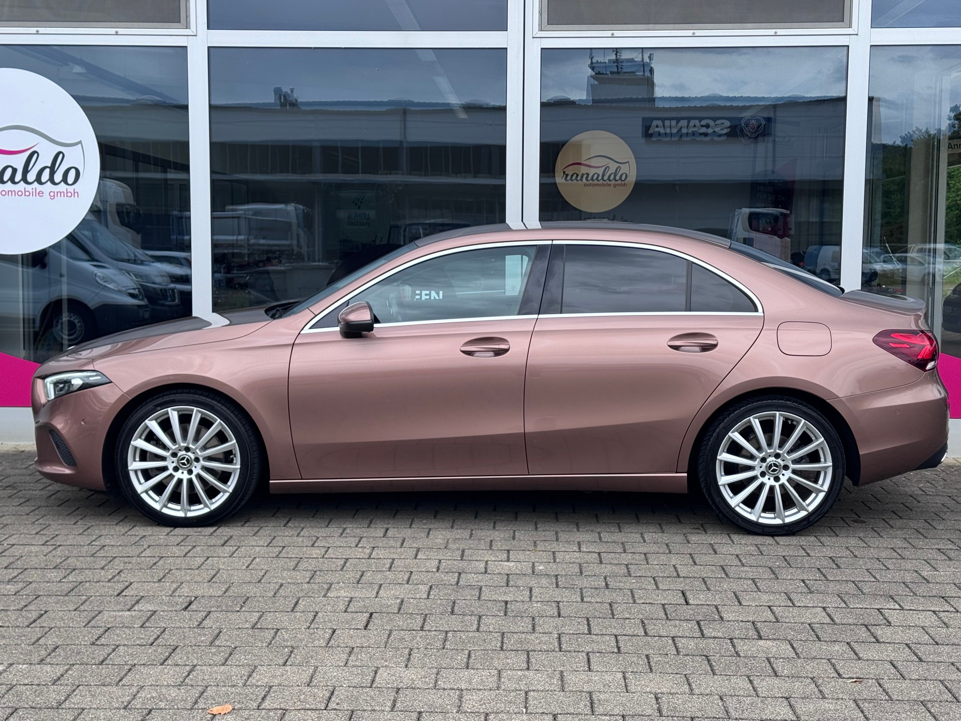 MERCEDES-BENZ A 250 4x4 7G-DCT+Led Scheinwerfer+ACC+Rückfahrkamera+Navigation+Getönte Scheiben+Volldigitales Cockpit+Sitzheizung+8-fach Alu+-image-5