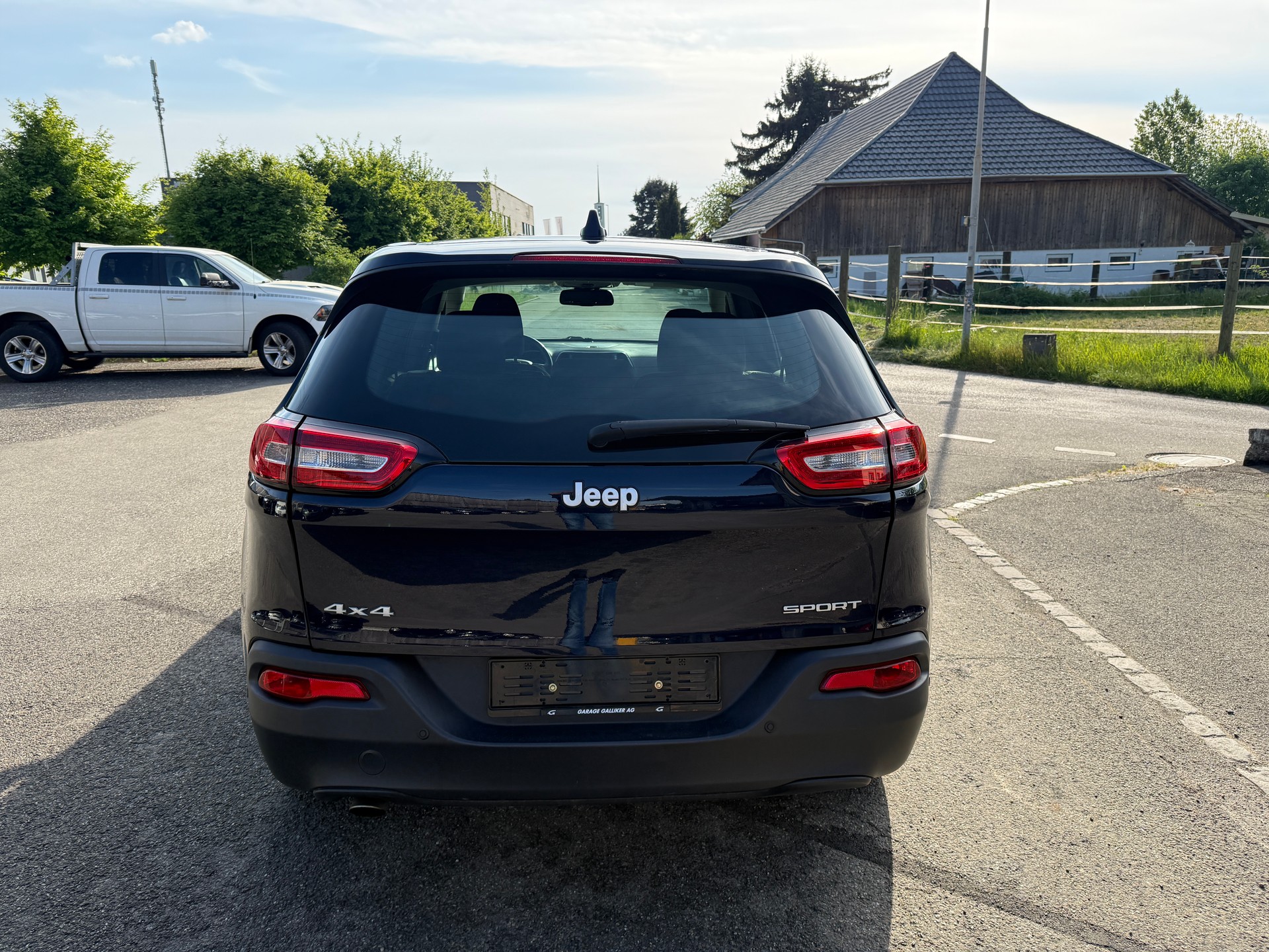 JEEP CHEROKEE-showroom-element-3