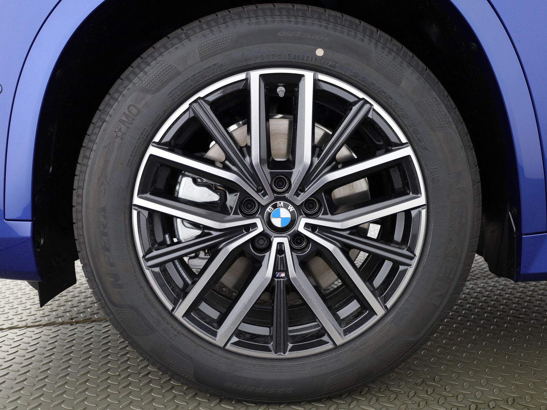 BMW X1 30e xDrive paddles-showroom-element-3