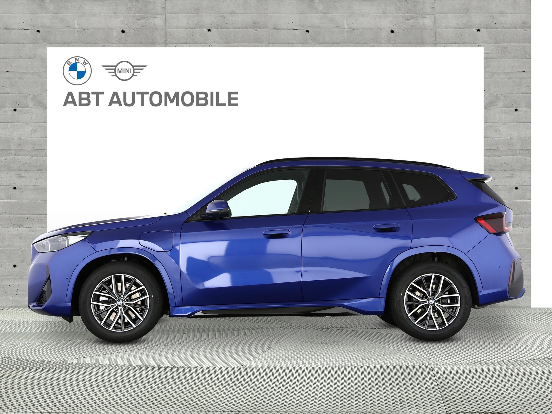 BMW X1 30e xDrive paddles-showroom-element-1