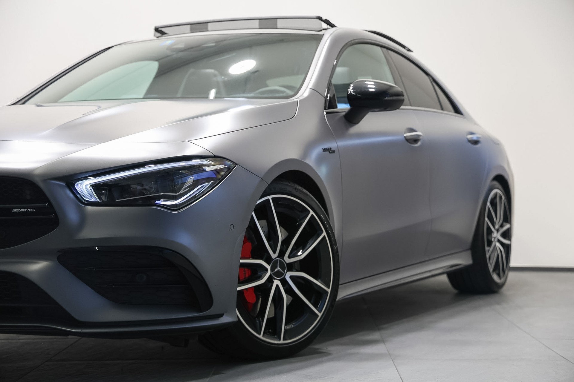 MERCEDES-BENZ CLA 35 AMG 4Matic 7G-DCT *CH-Fahrzeug*Grau Mattlackierung*Performance Sitze*-showroom-element-3