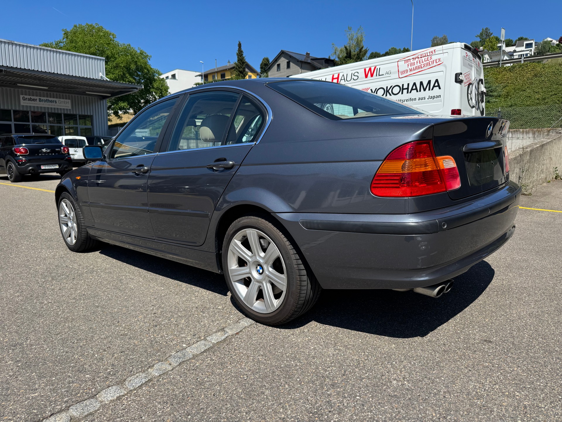 BMW 330xi-image-7