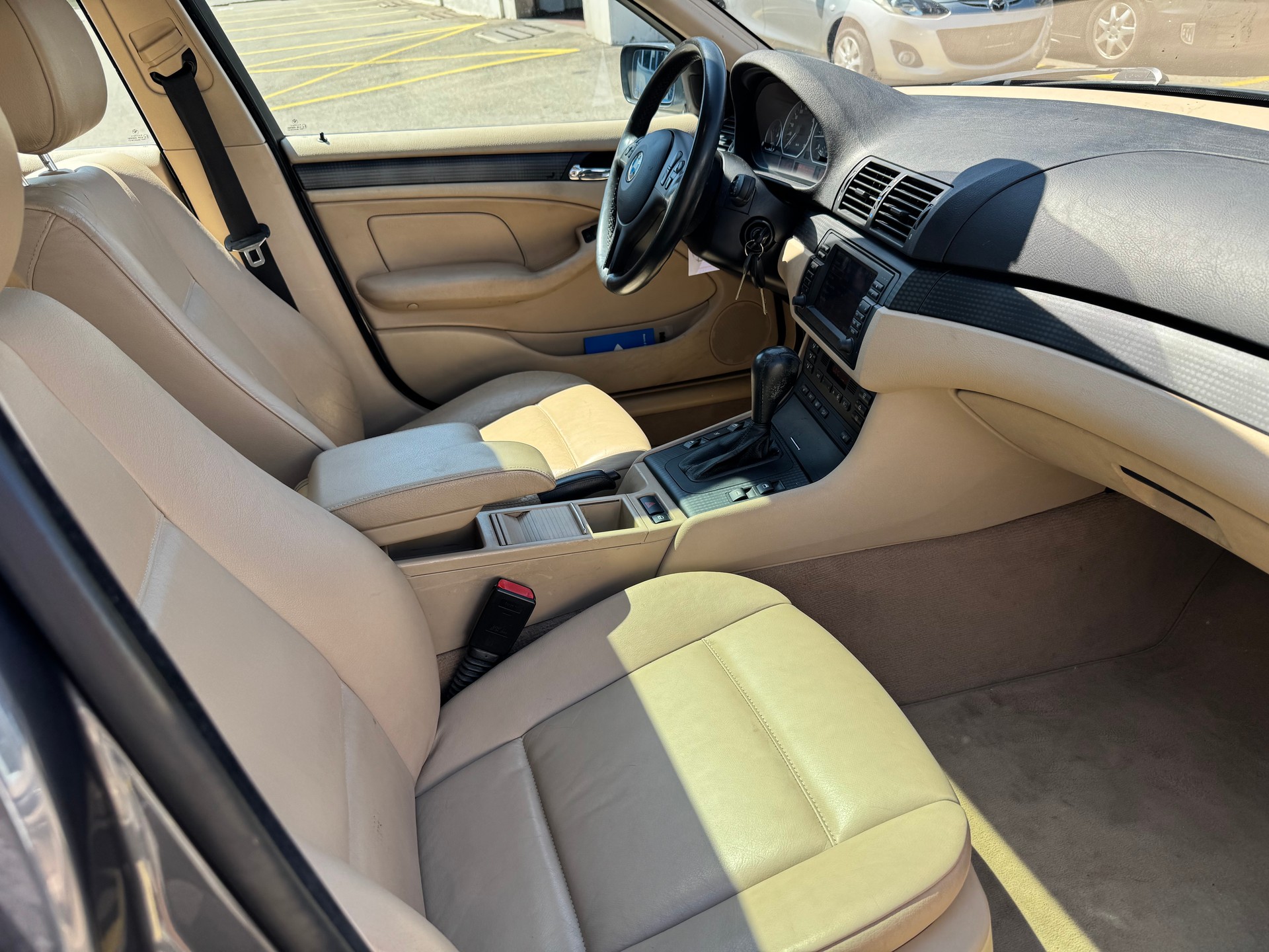 BMW 330xi-image-8