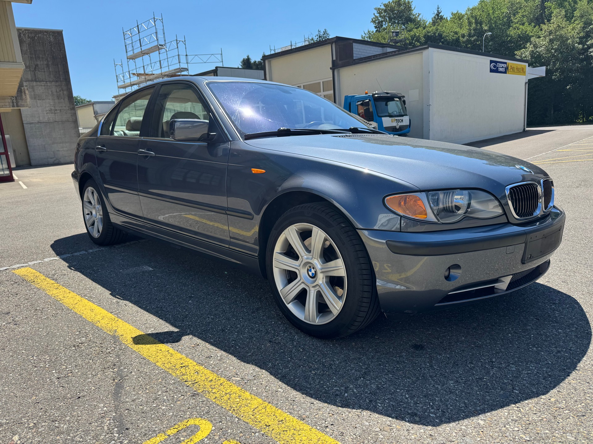 BMW 330xi-image-3