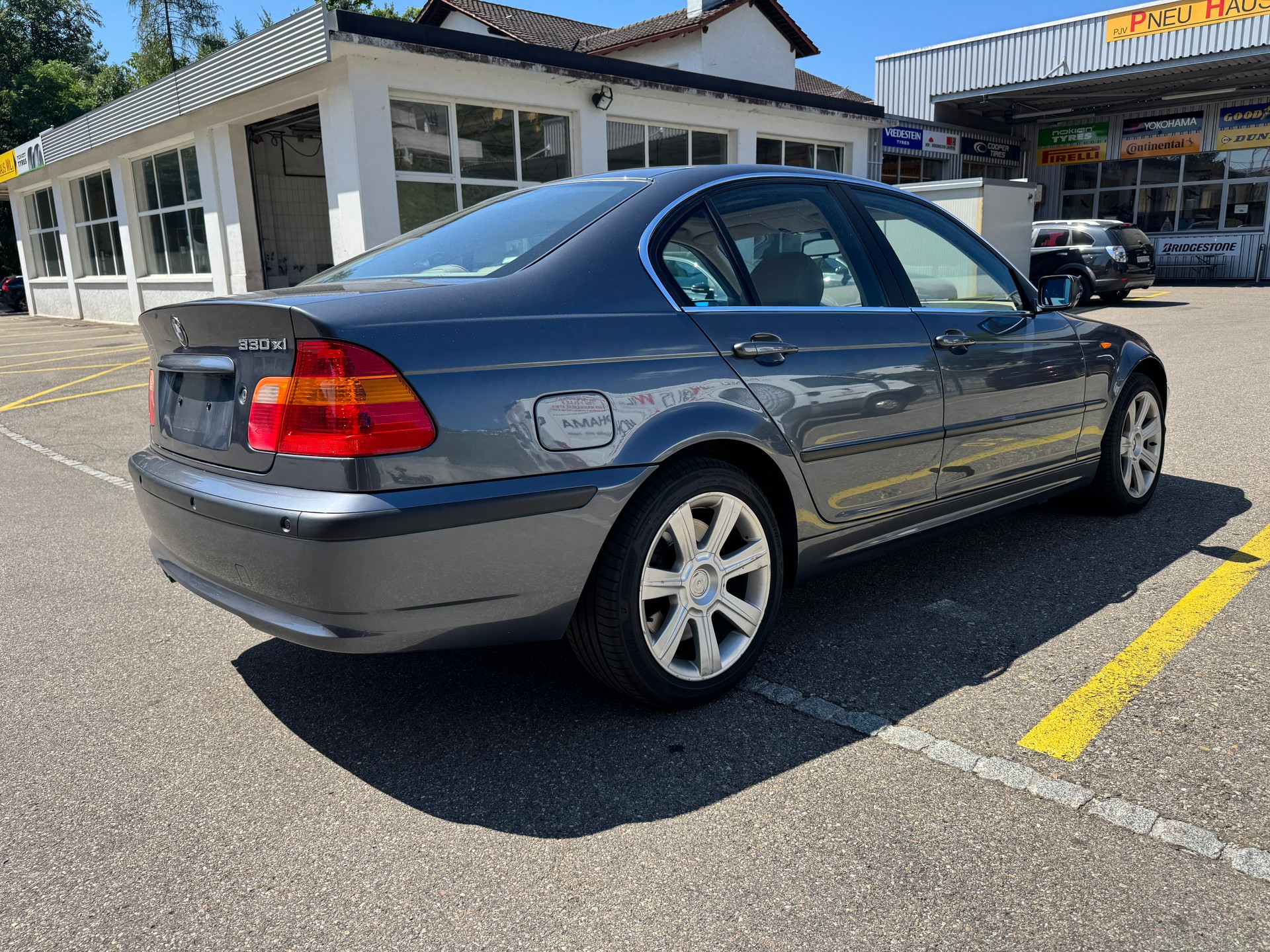 BMW 330xi-image-5
