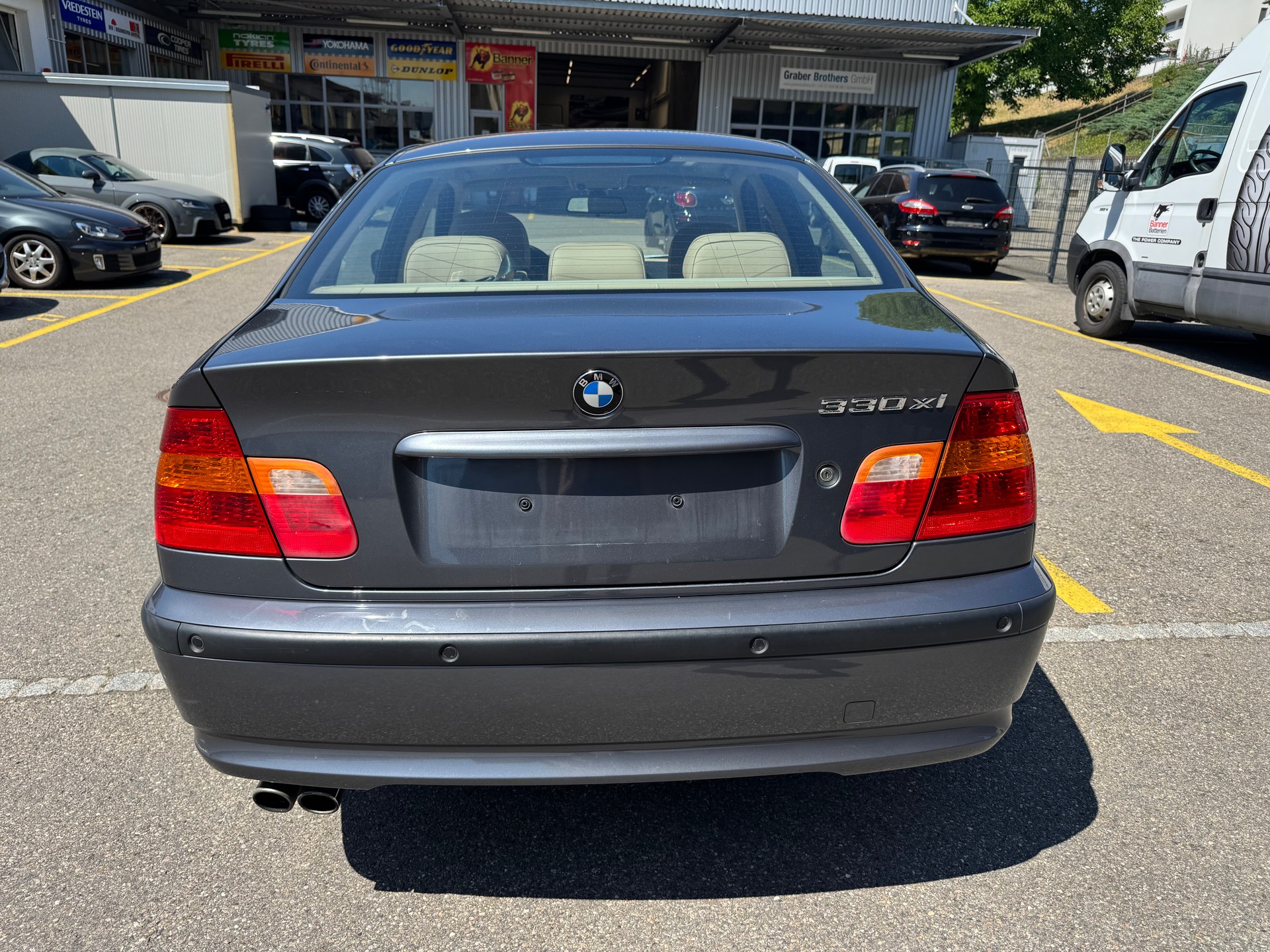 BMW 330xi-image-6