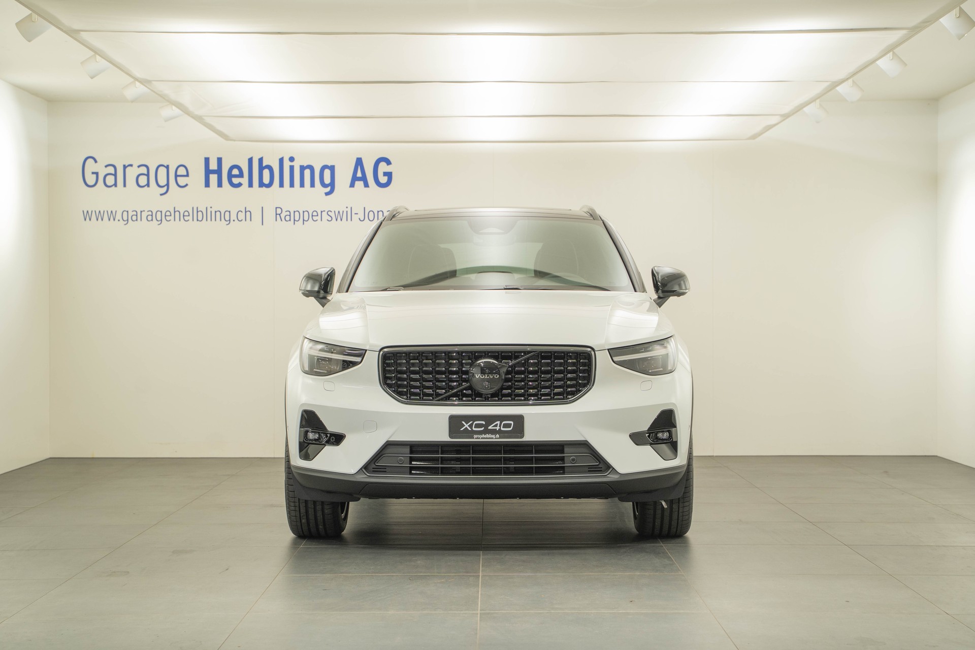 VOLVO XC40 2.0 B4 MH Black Edition-showroom-element-1