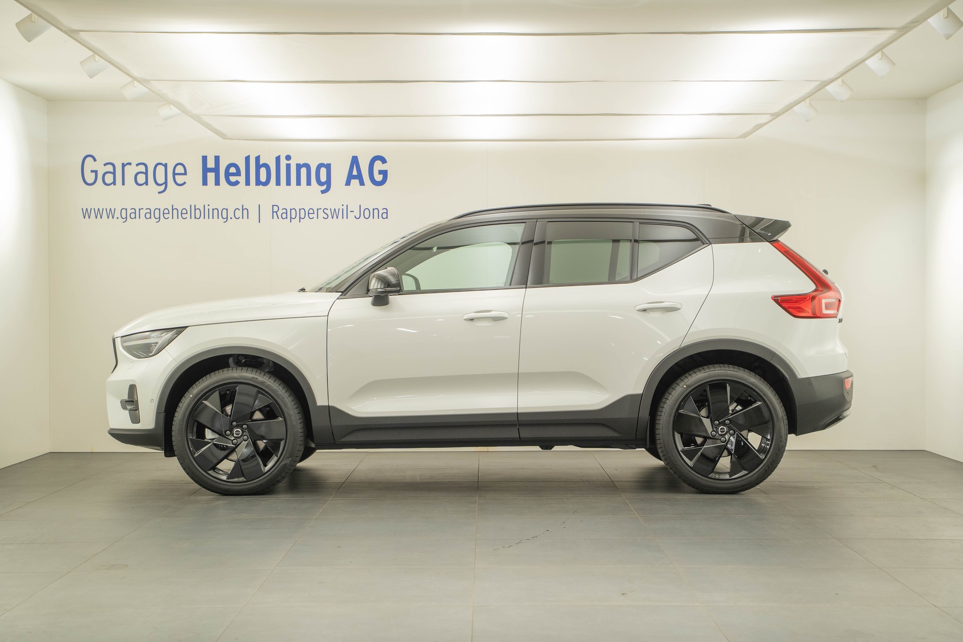 VOLVO XC40 2.0 B4 MH Black Edition-showroom-element-2