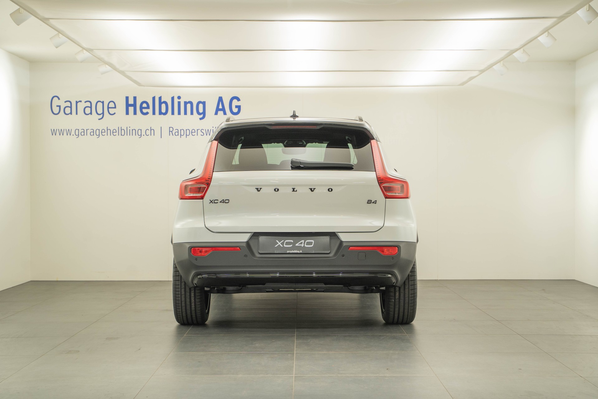 VOLVO XC40 2.0 B4 MH Black Edition-showroom-element-3