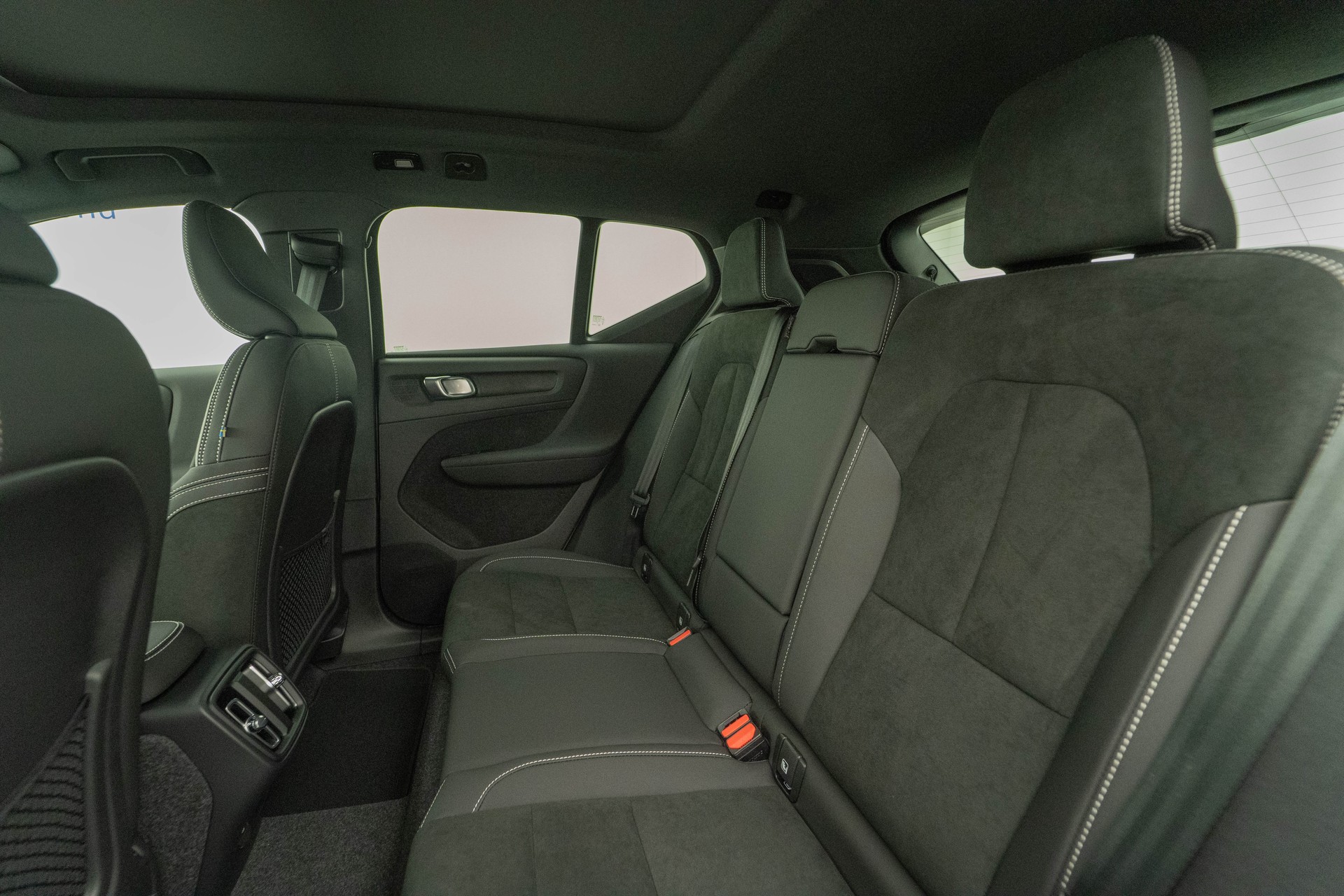 VOLVO XC40 2.0 B4 MH Black Edition-image-8