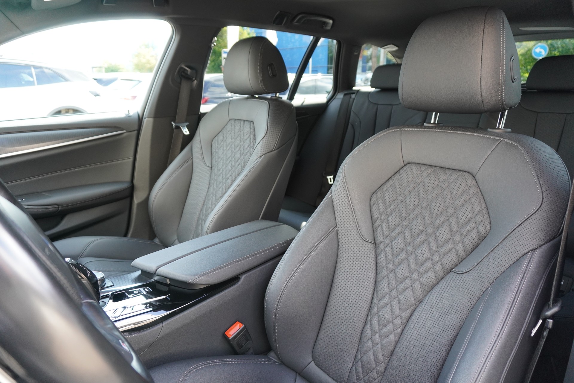 BMW 530d xDrive 48V Touring M Sport Steptronic-image-11