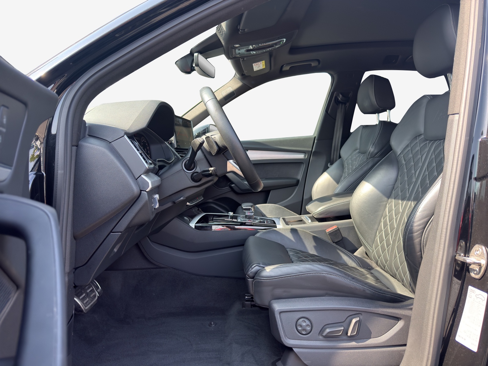 AUDI Q5 40 TDI Black Edition quattro S-tronic-image-7