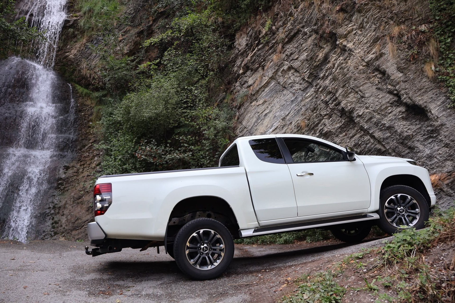 MITSUBISHI L 200 2.2 Style Club Cab-showroom-element-3