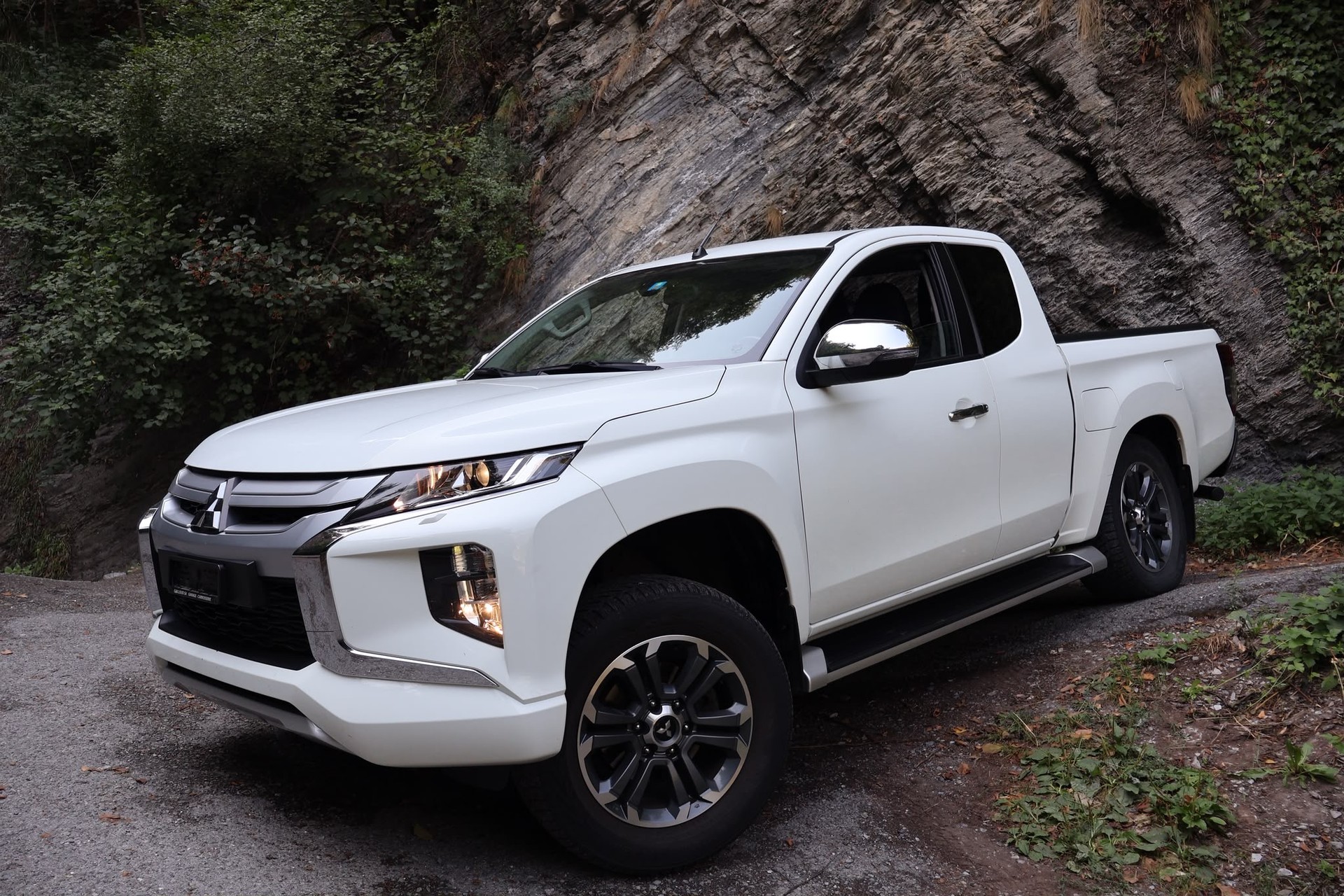 MITSUBISHI L 200 2.2 Style Club Cab-showroom-element-1