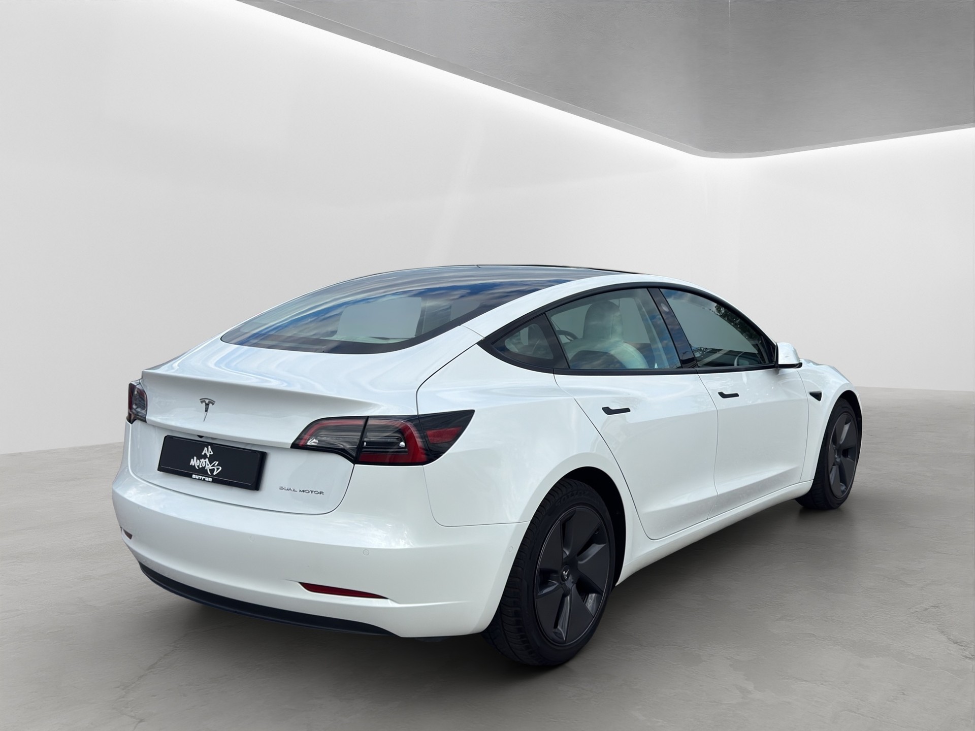 TESLA Model 3 Long Range Dual Motor AWD-showroom-element-3