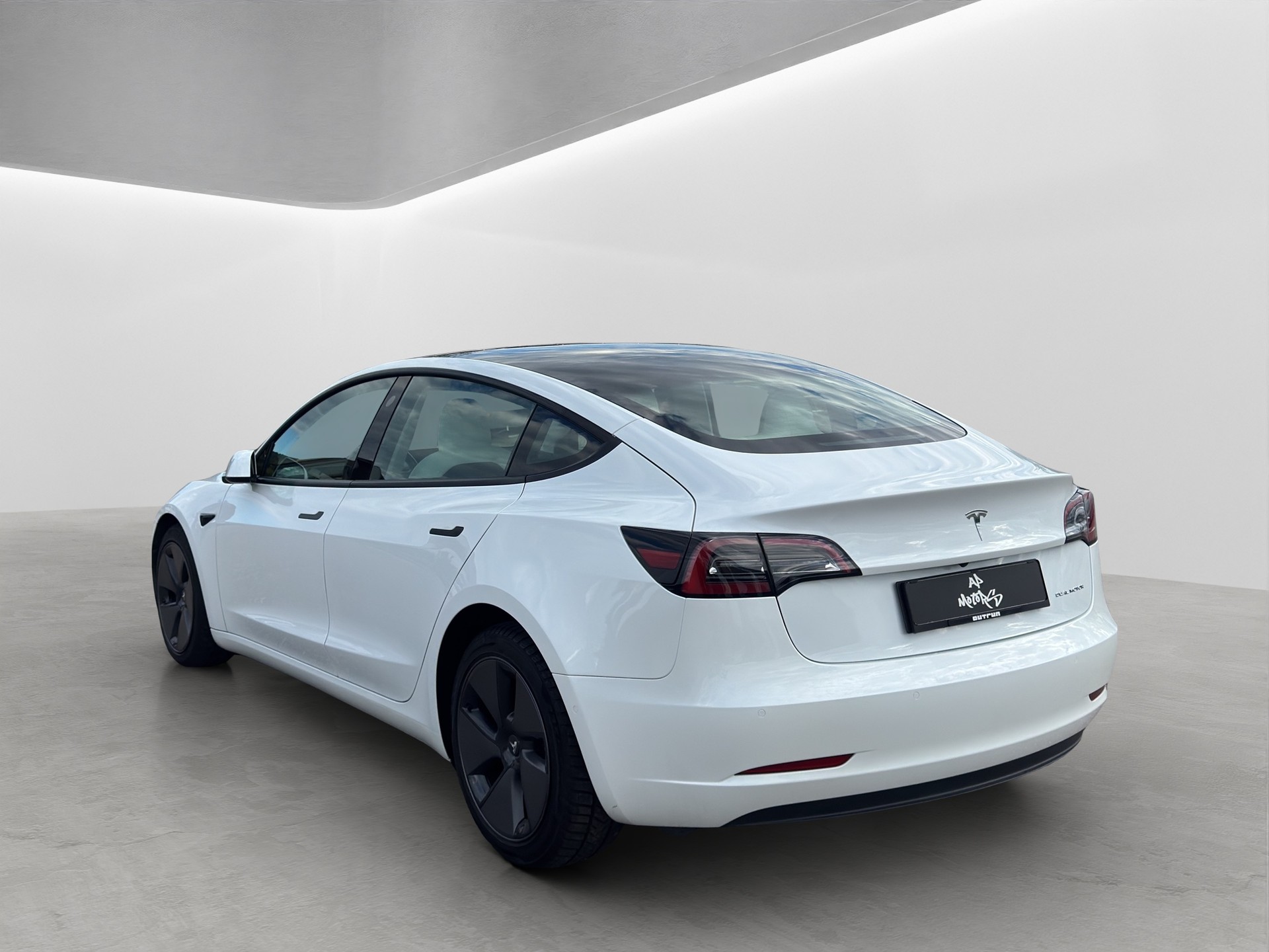 TESLA Model 3 Long Range Dual Motor AWD-showroom-element-1