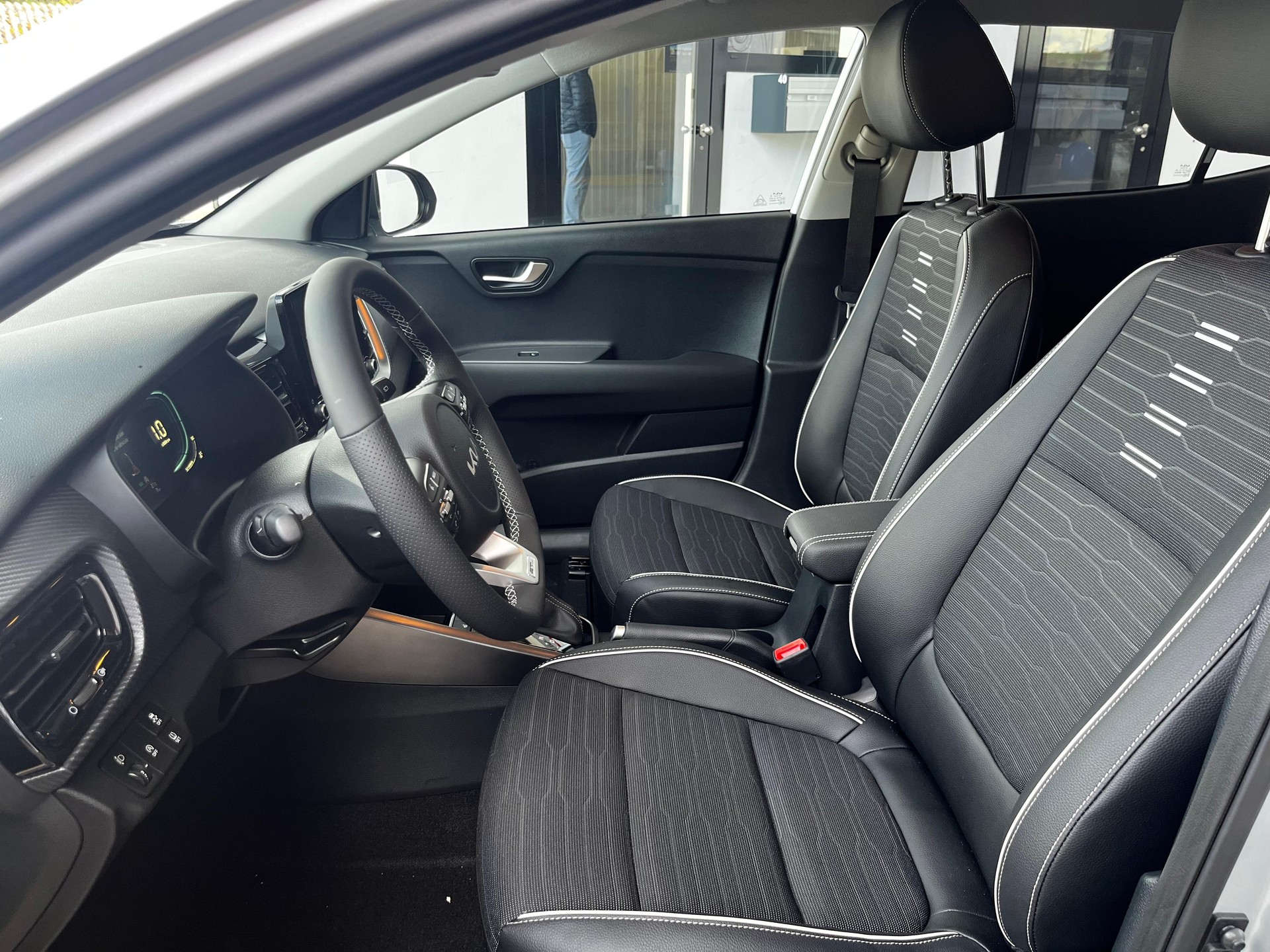 KIA Stonic 1.0 T MHEV GT-Line-image-4