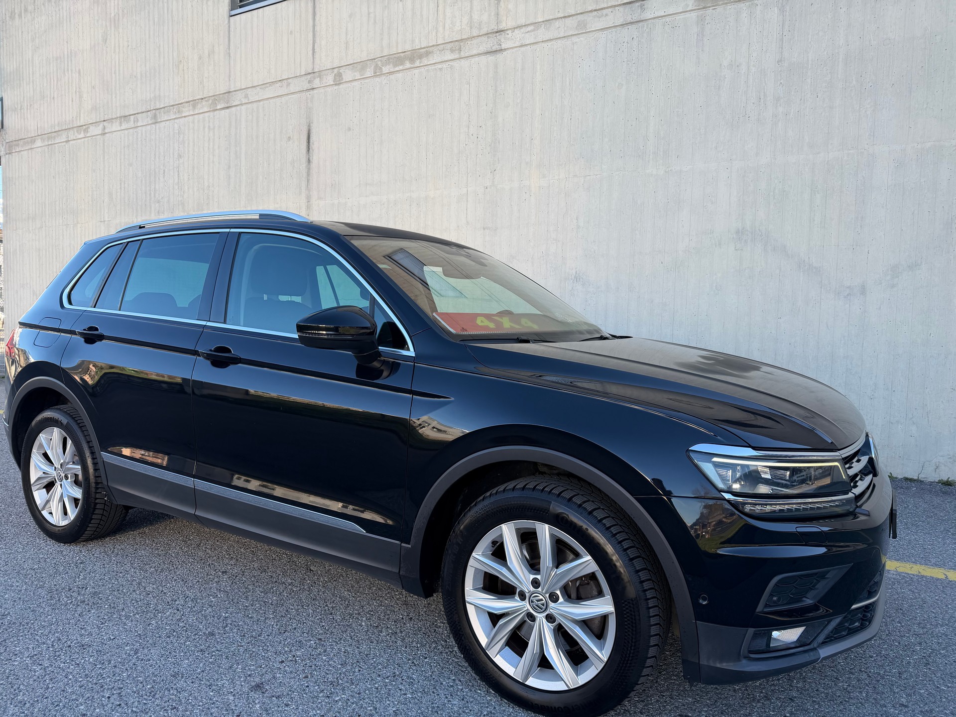 VW Tiguan 2.0TSI Highline 4Motion DSG-showroom-element-1