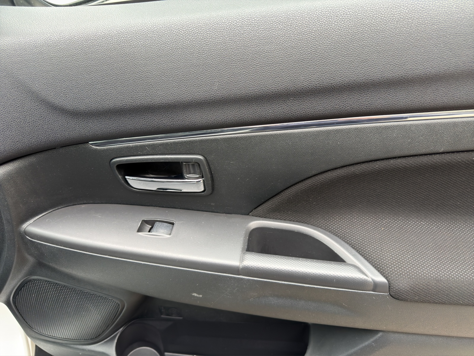 PEUGEOT 4008 1.6 HDi Active 4WD-image-16