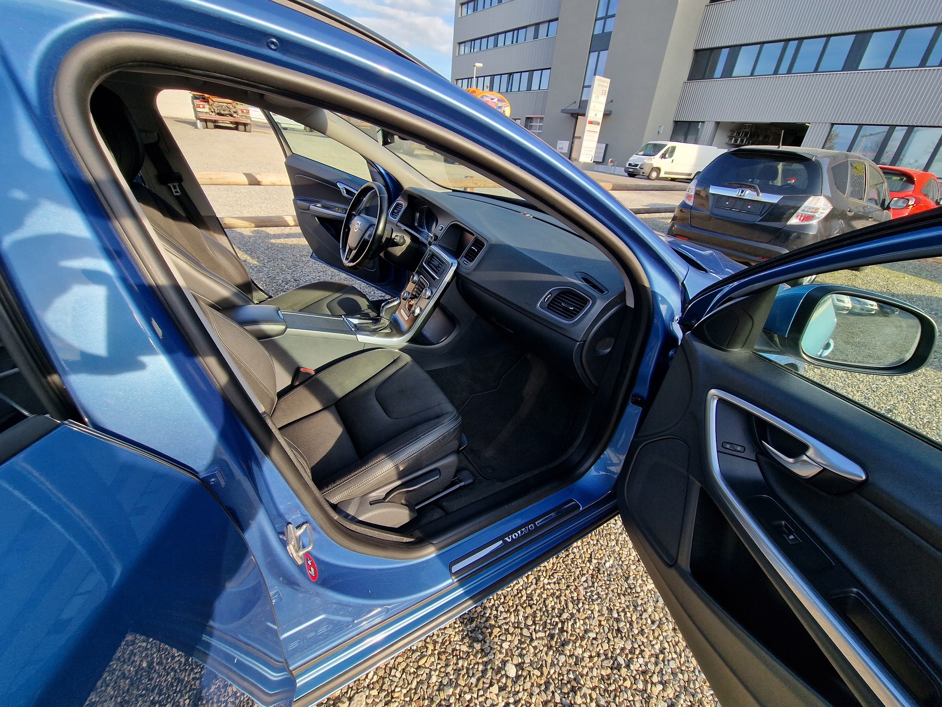 VOLVO V60 D4 Geartronic-image-12