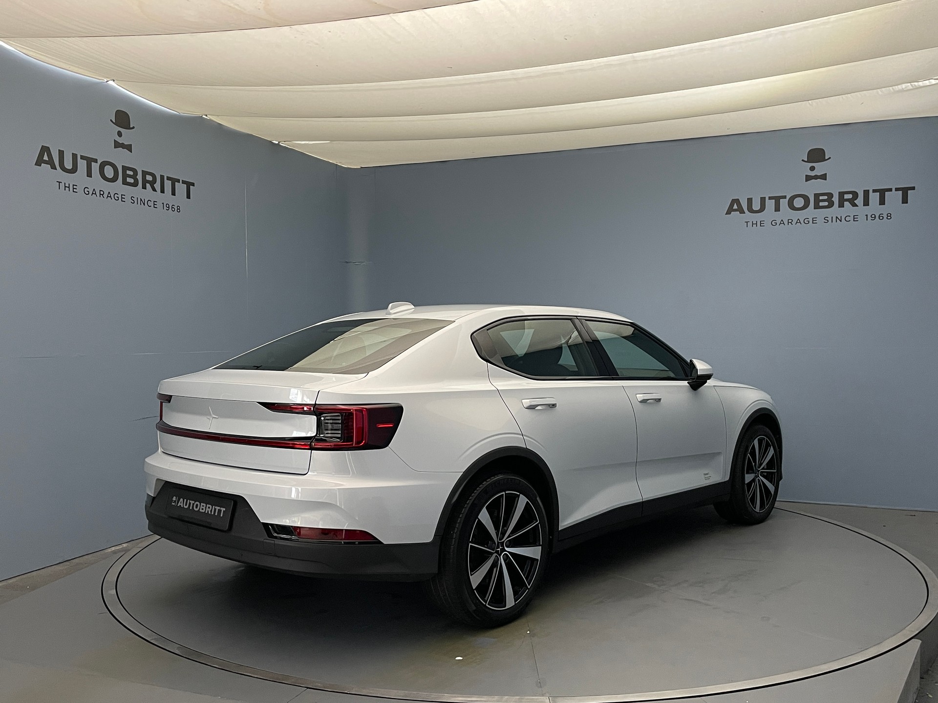 POLESTAR 2 Long Range Dual Motor-showroom-element-3