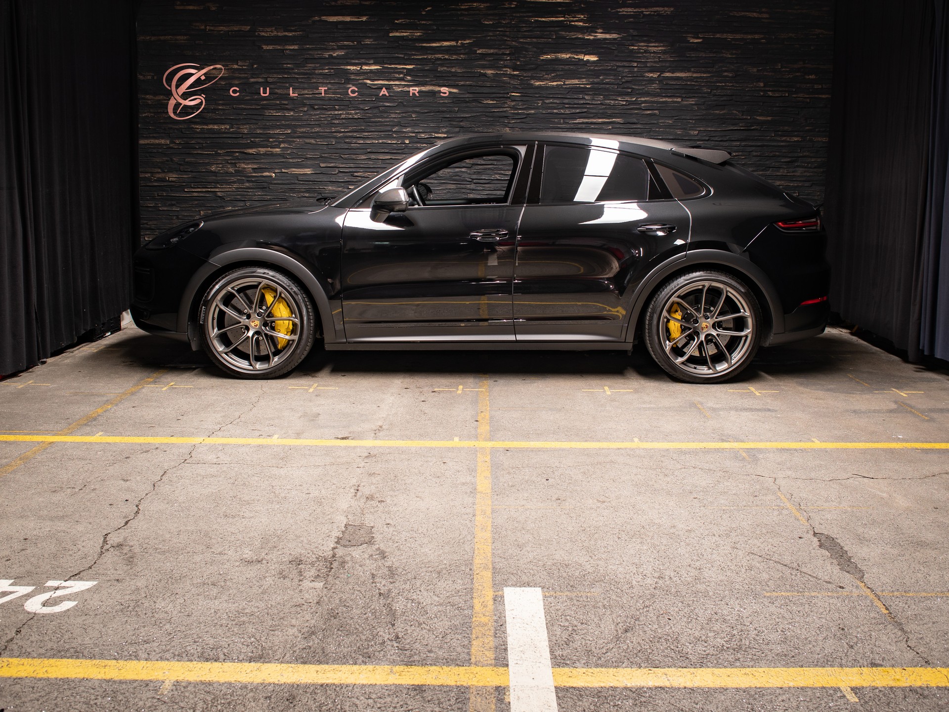 PORSCHE Cayenne Turbo GT-showroom-element-1