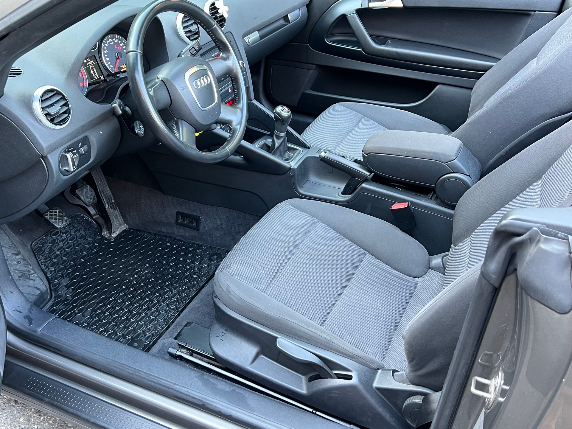 AUDI A3 Cabriolet 1.4 TFSI Attraction-image-12
